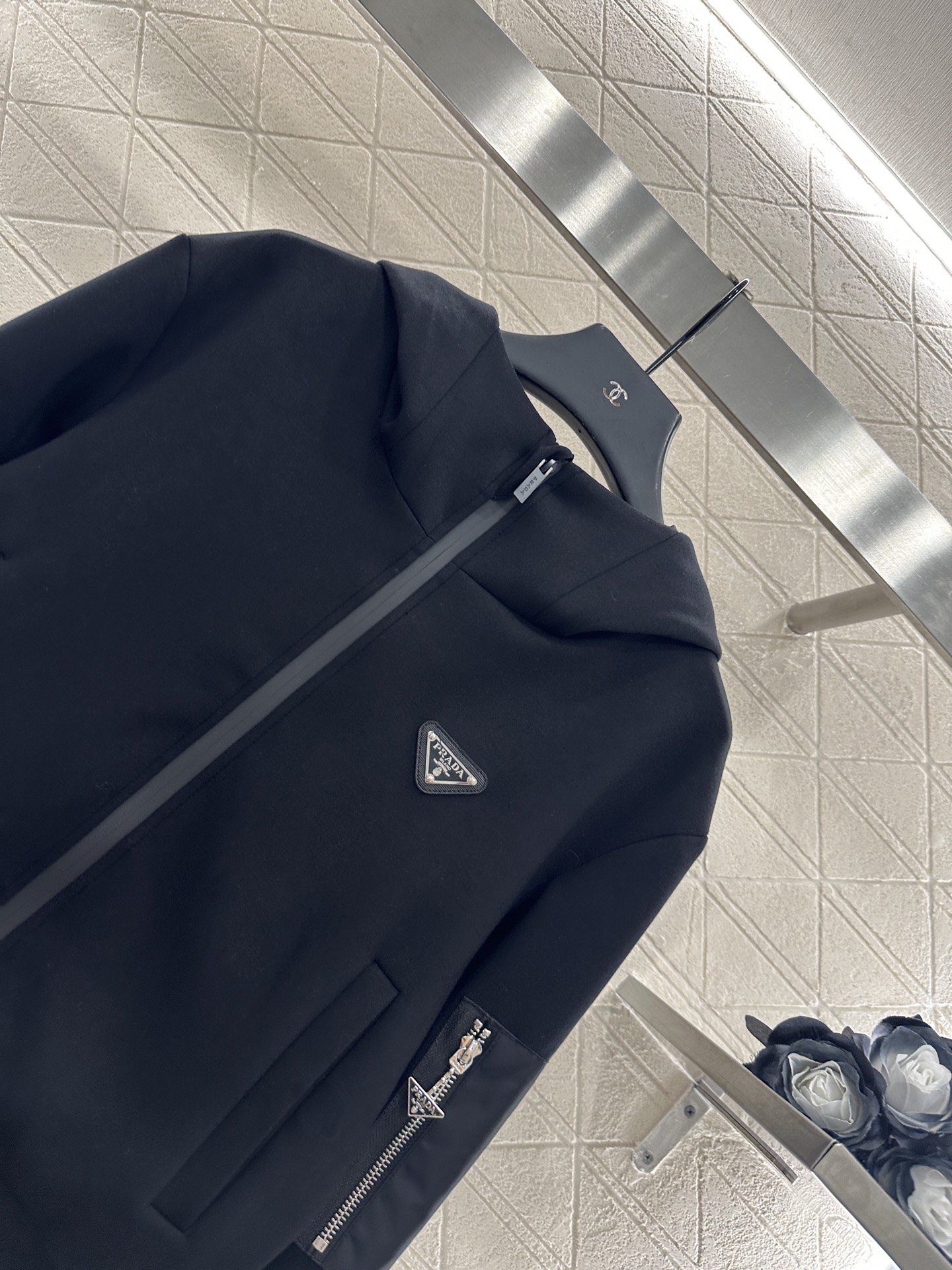 ♥Prad*♥2025新品上架
     连帽拉链外套
定制YB斜纹全棉材质 秋冬保暖厚度 舒适好穿 挺