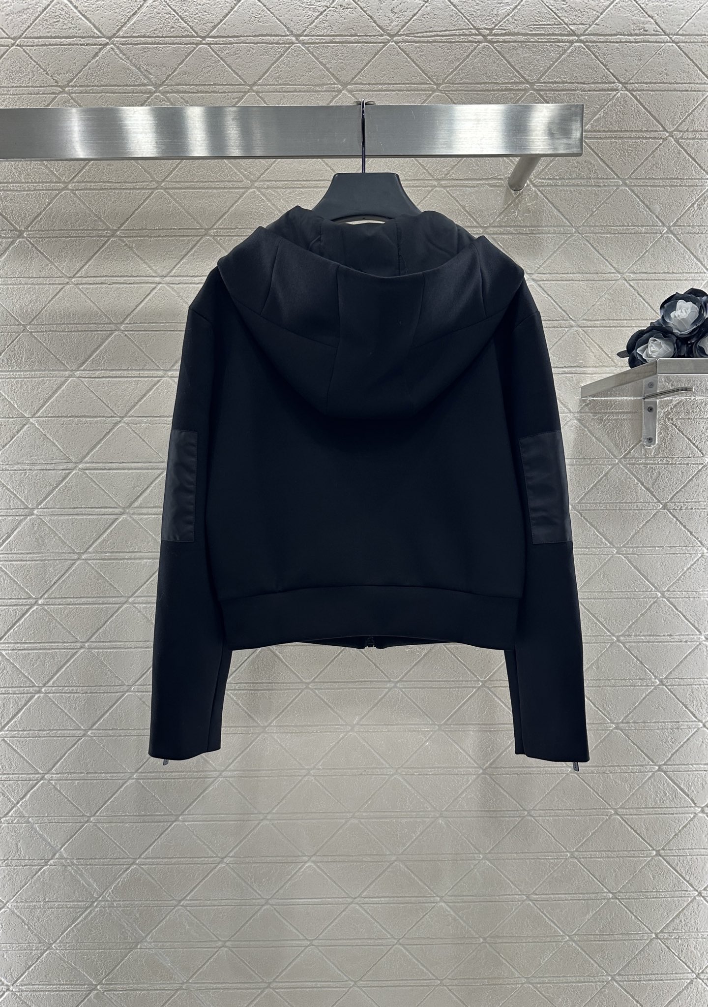 ♥Prad*♥2025新品上架
     连帽拉链外套
定制YB斜纹全棉材质 秋冬保暖厚度 舒适好穿 挺