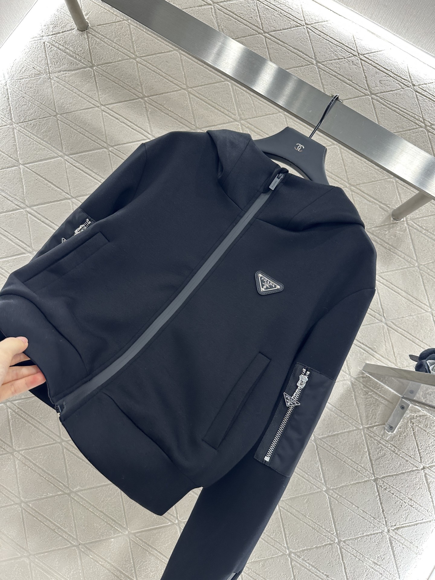 ♥Prad*♥2025新品上架
     连帽拉链外套
定制YB斜纹全棉材质 秋冬保暖厚度 舒适好穿 挺