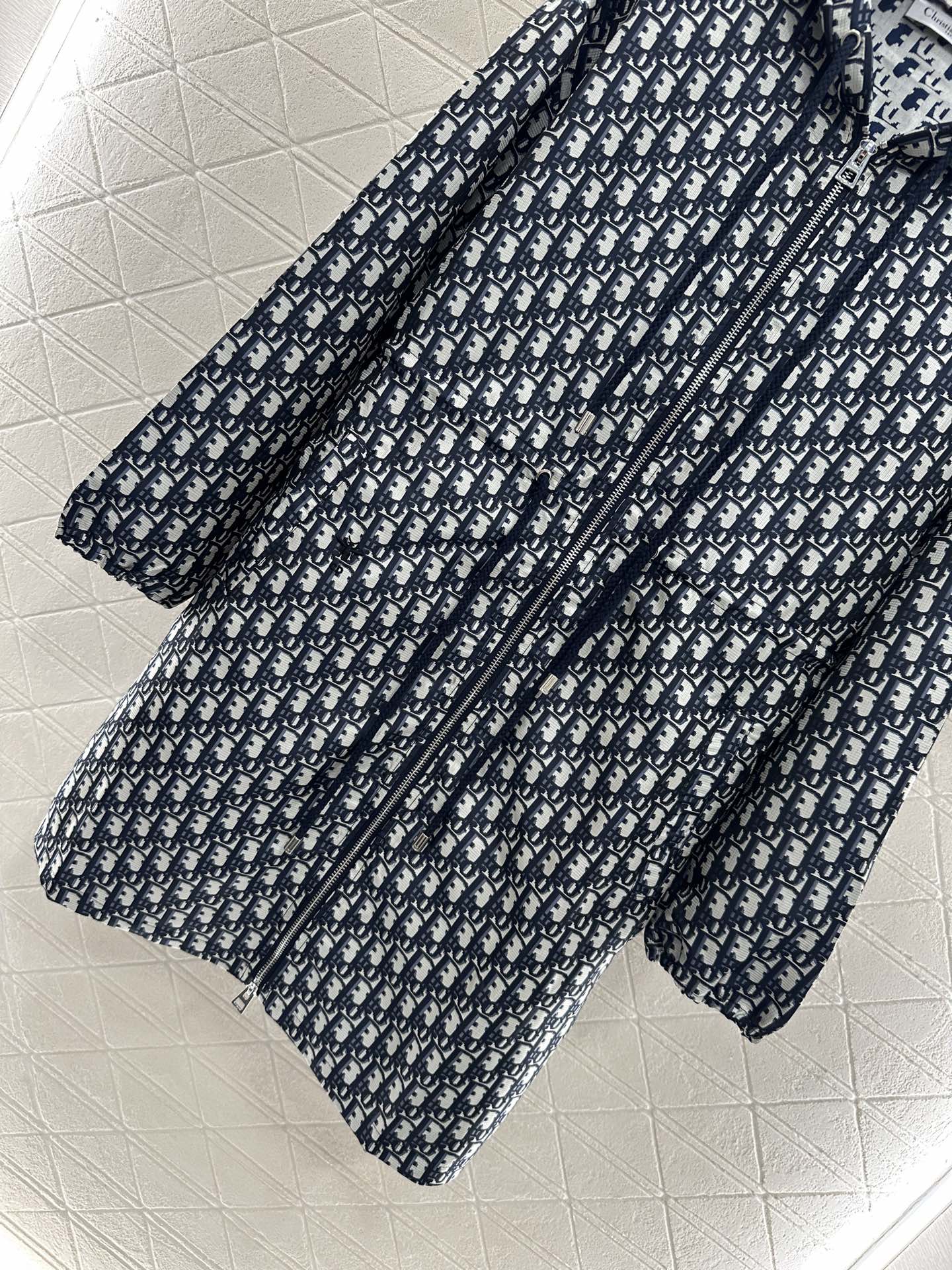 ♥Dio*♥2025新品上架
   提花连帽风衣外套
定制YB进口提花材质 质感高级 挺括有型 拉链开襟