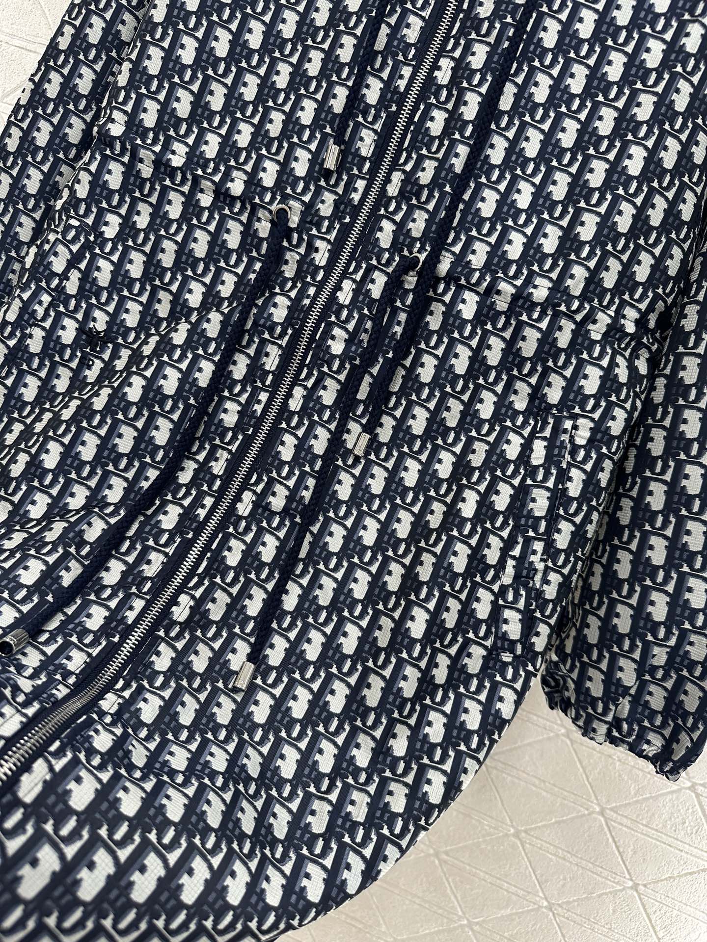 ♥Dio*♥2025新品上架
   提花连帽风衣外套
定制YB进口提花材质 质感高级 挺括有型 拉链开襟