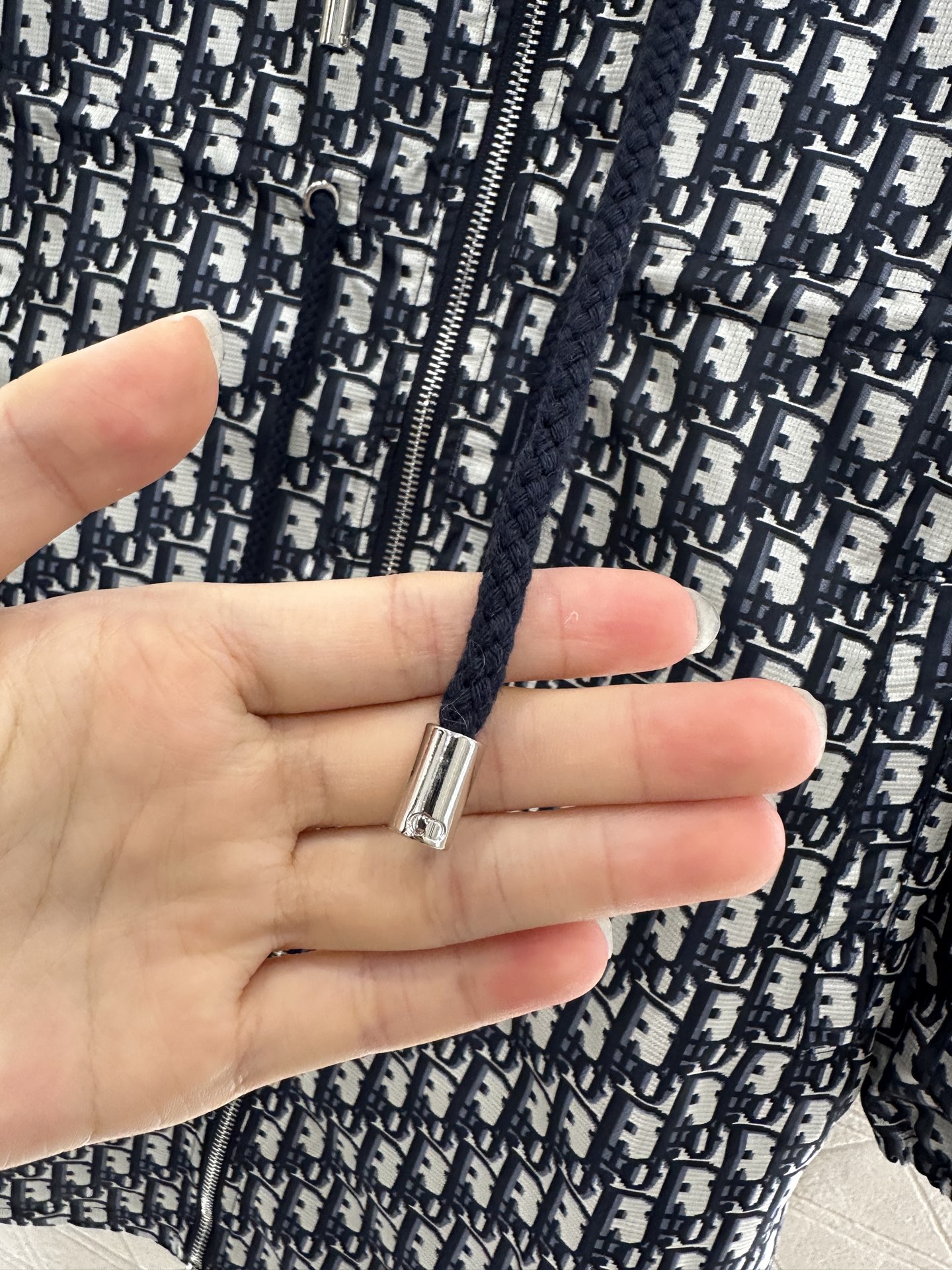 ♥Dio*♥2025新品上架
   提花连帽风衣外套
定制YB进口提花材质 质感高级 挺括有型 拉链开襟