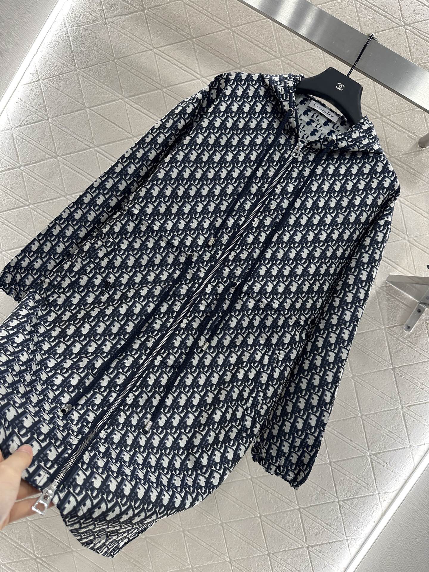 ♥Dio*♥2025新品上架
   提花连帽风衣外套
定制YB进口提花材质 质感高级 挺括有型 拉链开襟