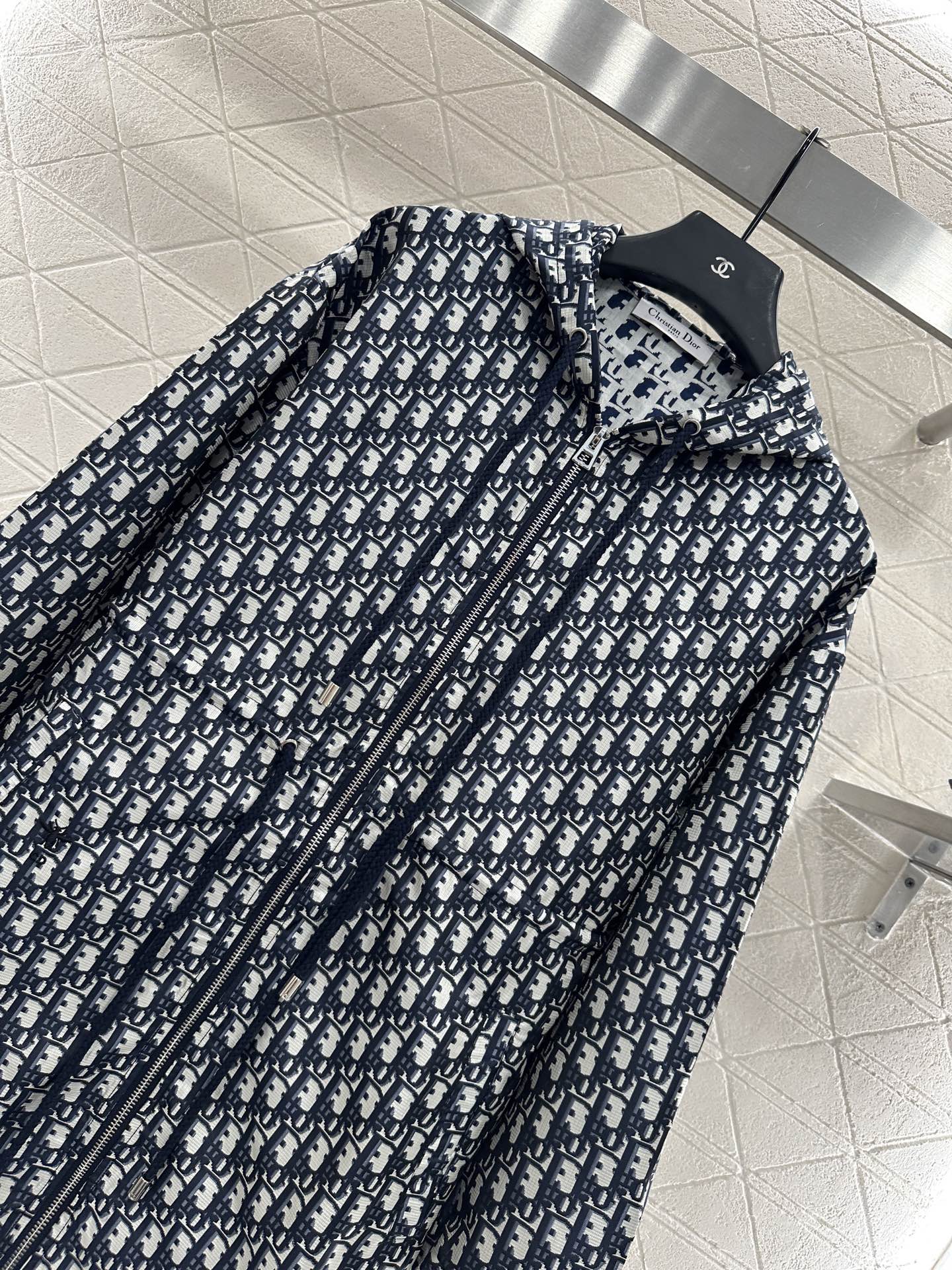 ♥Dio*♥2025新品上架
   提花连帽风衣外套
定制YB进口提花材质 质感高级 挺括有型 拉链开襟