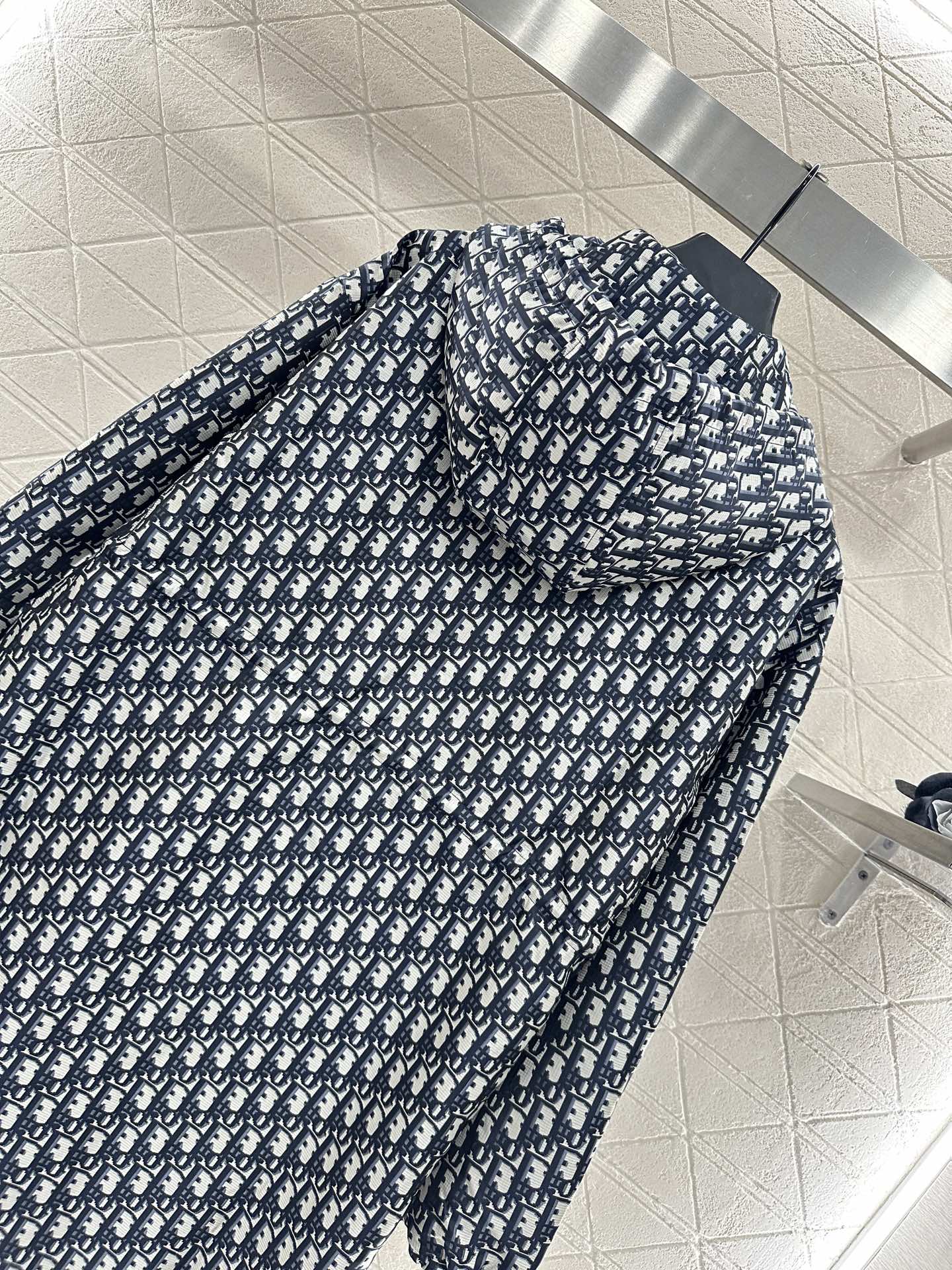 ♥Dio*♥2025新品上架
   提花连帽风衣外套
定制YB进口提花材质 质感高级 挺括有型 拉链开襟