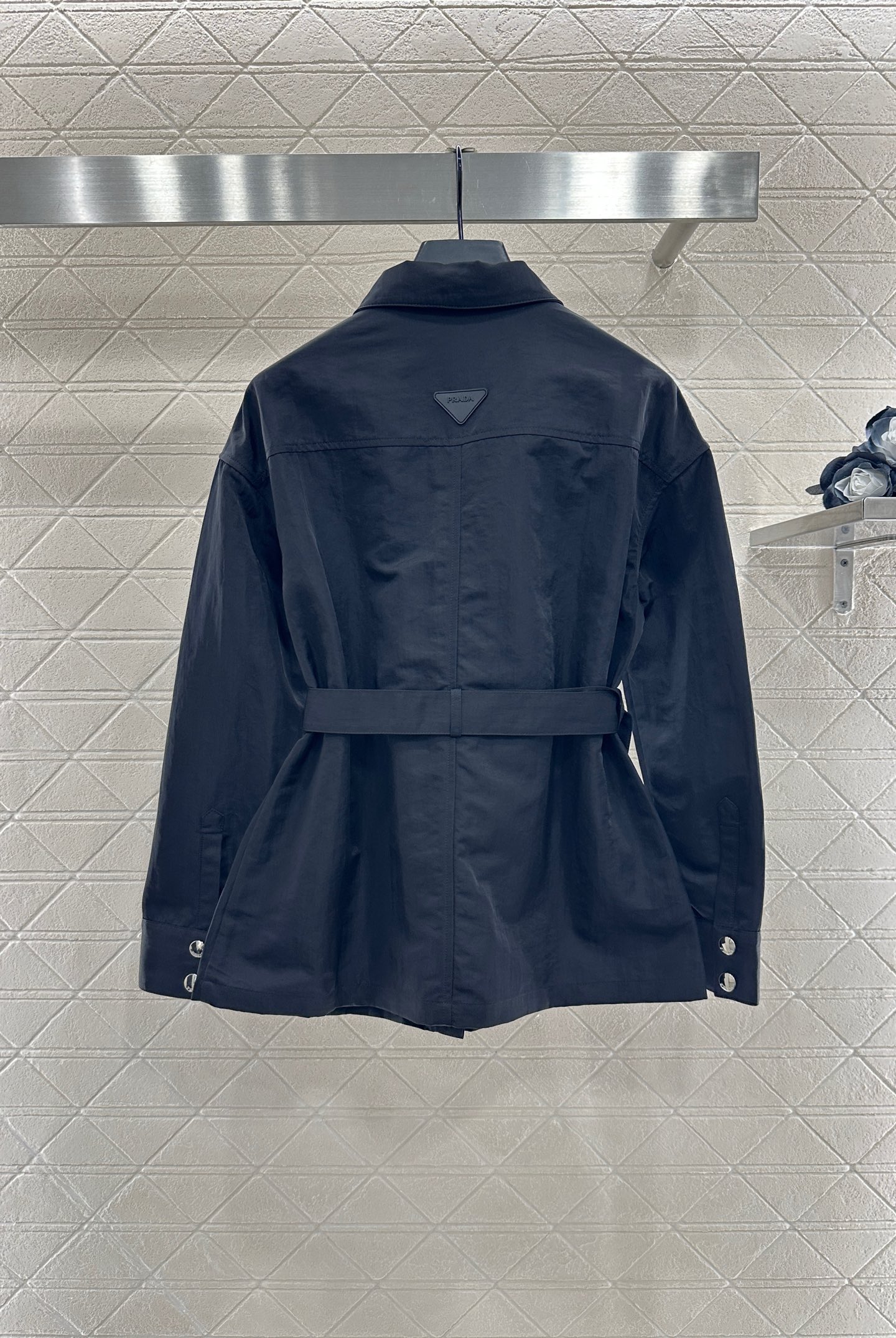 ♥Prad*♥2025新品上架
    腰带时髦衬衣外套
定制YB进口尼龙材质 质感轻薄 舒适垂顺 腰带