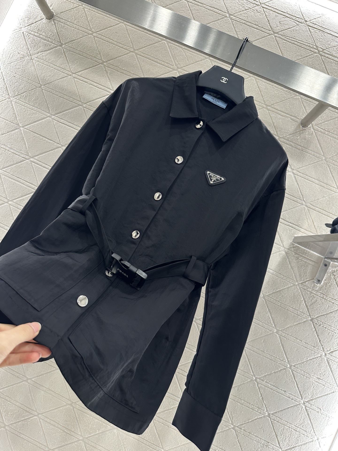 ♥Prad*♥2025新品上架
    腰带时髦衬衣外套
定制YB进口尼龙材质 质感轻薄 舒适垂顺 腰带