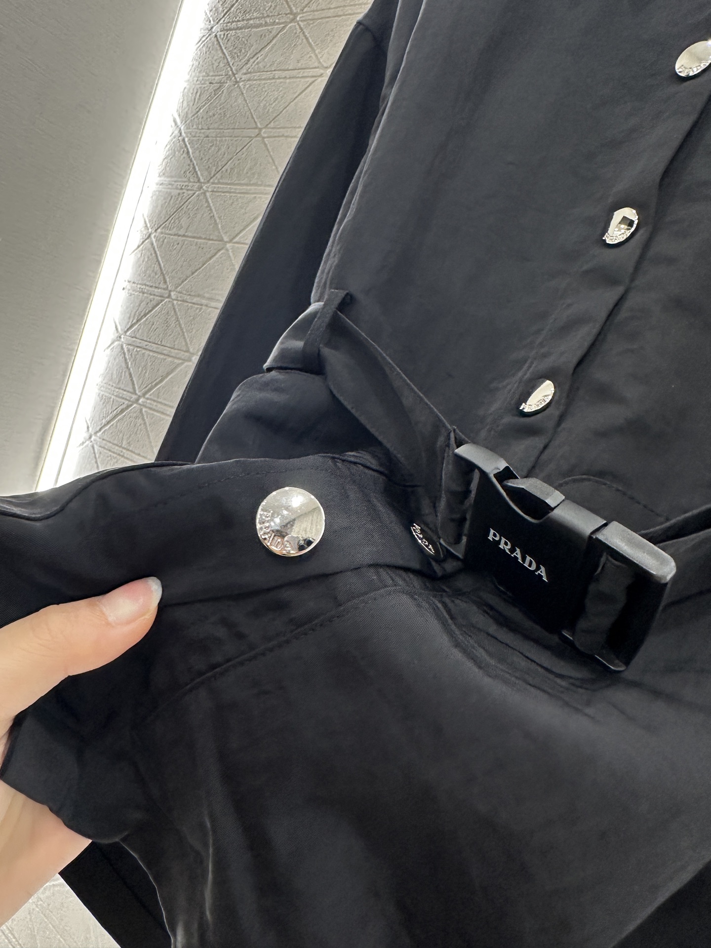 ♥Prad*♥2025新品上架
    腰带时髦衬衣外套
定制YB进口尼龙材质 质感轻薄 舒适垂顺 腰带