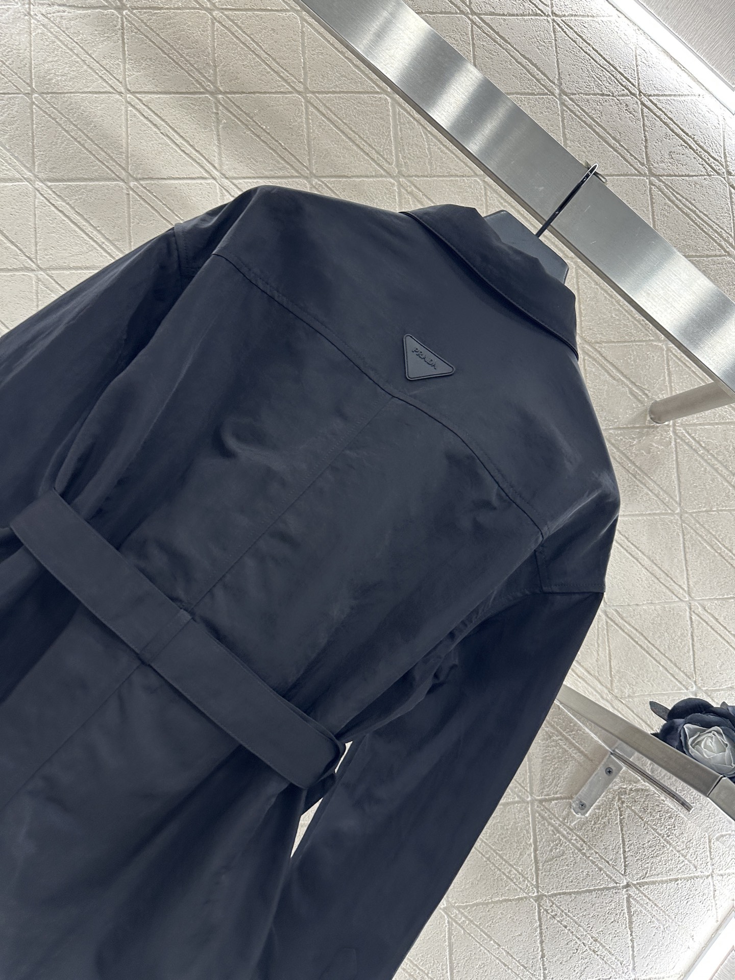 ♥Prad*♥2025新品上架
    腰带时髦衬衣外套
定制YB进口尼龙材质 质感轻薄 舒适垂顺 腰带