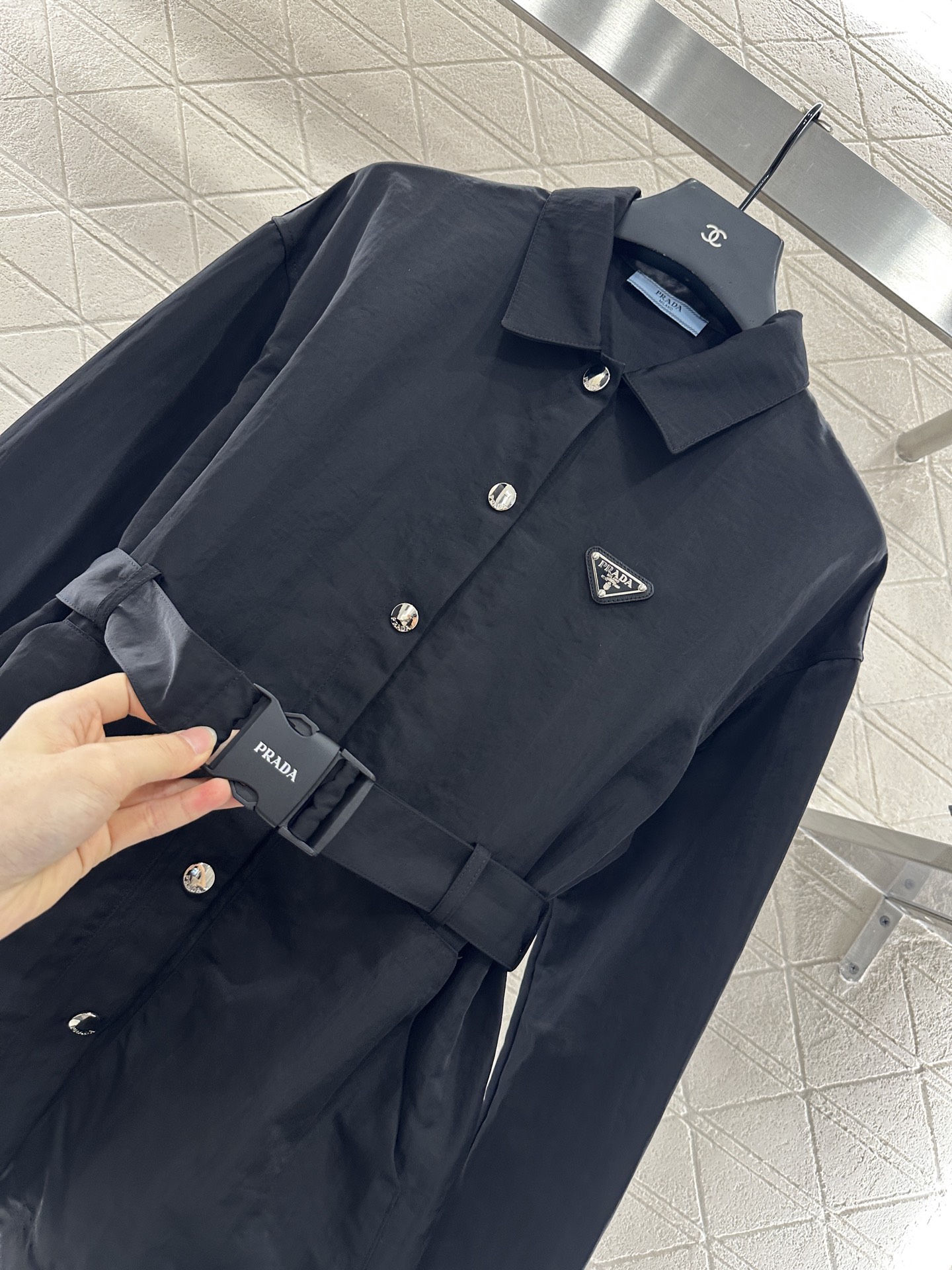 ♥Prad*♥2025新品上架
    腰带时髦衬衣外套
定制YB进口尼龙材质 质感轻薄 舒适垂顺 腰带