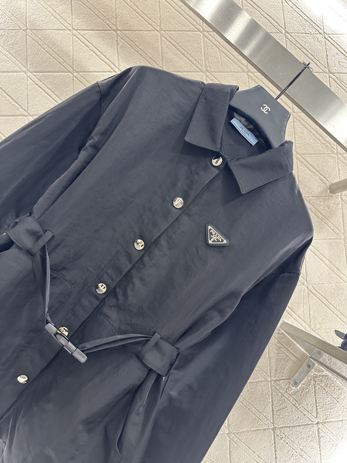 ♥Prad*♥2025新品上架
    腰带时髦衬衣外套
定制YB进口尼龙材质 质感轻薄 舒适垂顺 腰带