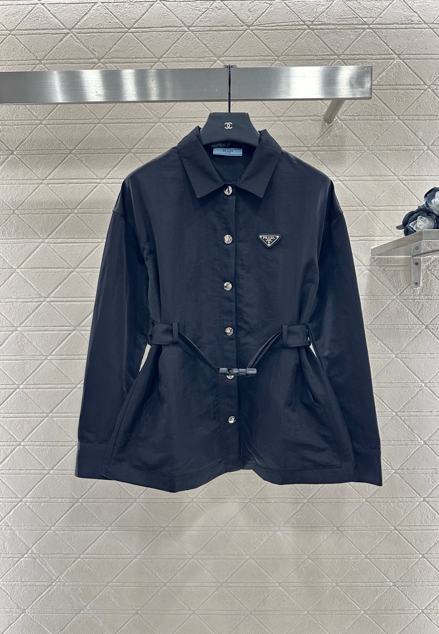 ♥Prad*♥2025新品上架
    腰带时髦衬衣外套
定制YB进口尼龙材质 质感轻薄 舒适垂顺 腰带