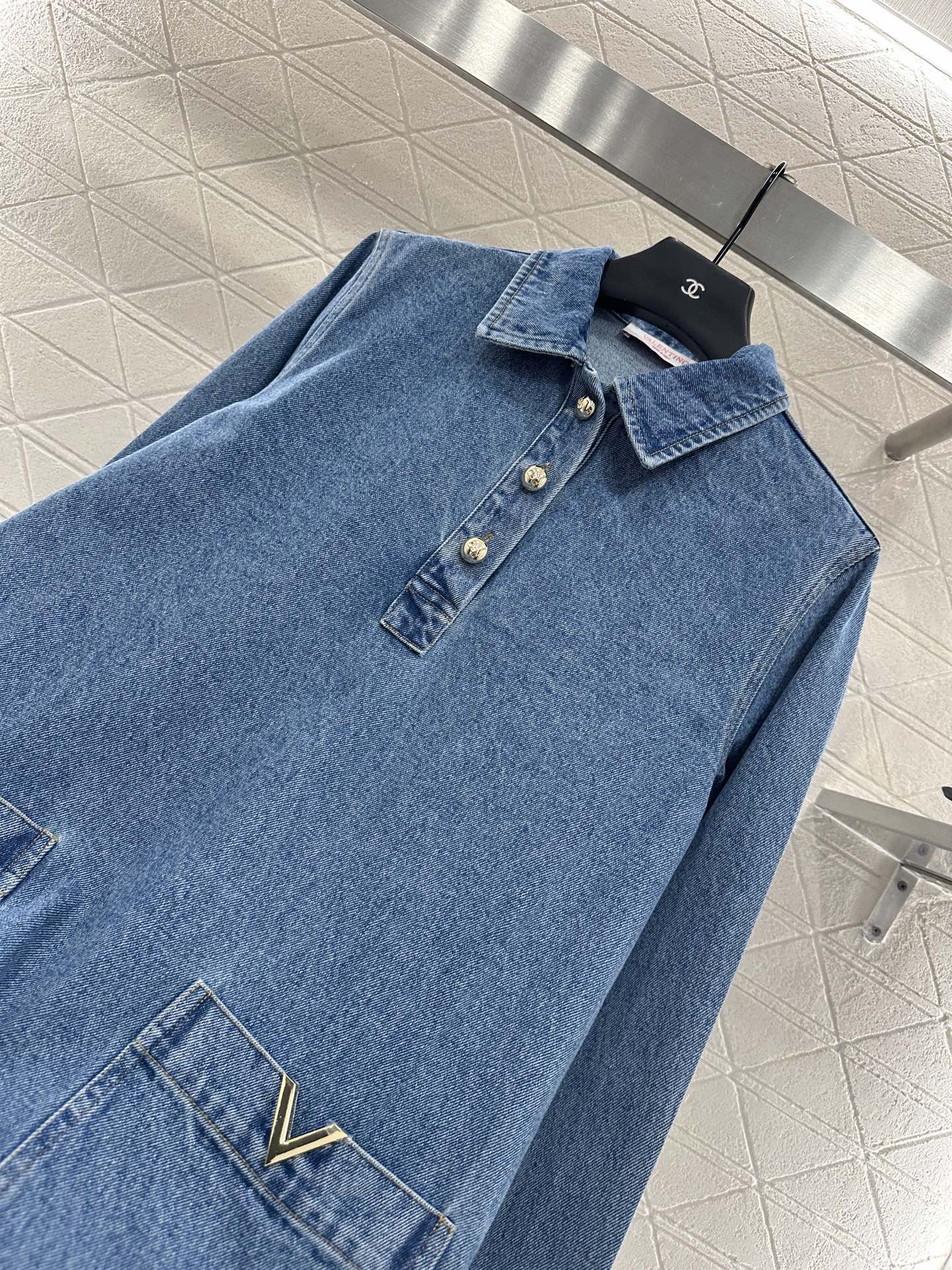 ♥Valentin*♥2025新品上架
    牛仔翻领连衣裙
定制YB斜纹棉牛仔材质 质感高级 舒适挺