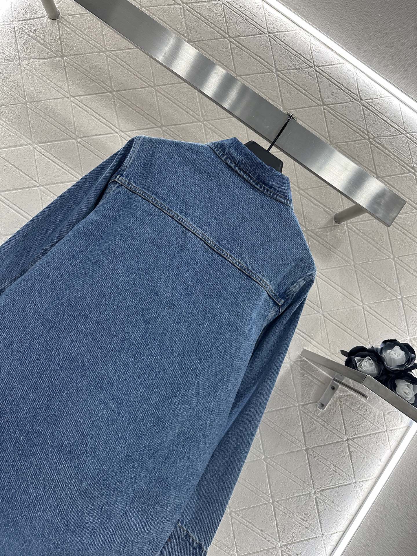 ♥Valentin*♥2025新品上架
    牛仔翻领连衣裙
定制YB斜纹棉牛仔材质 质感高级 舒适挺