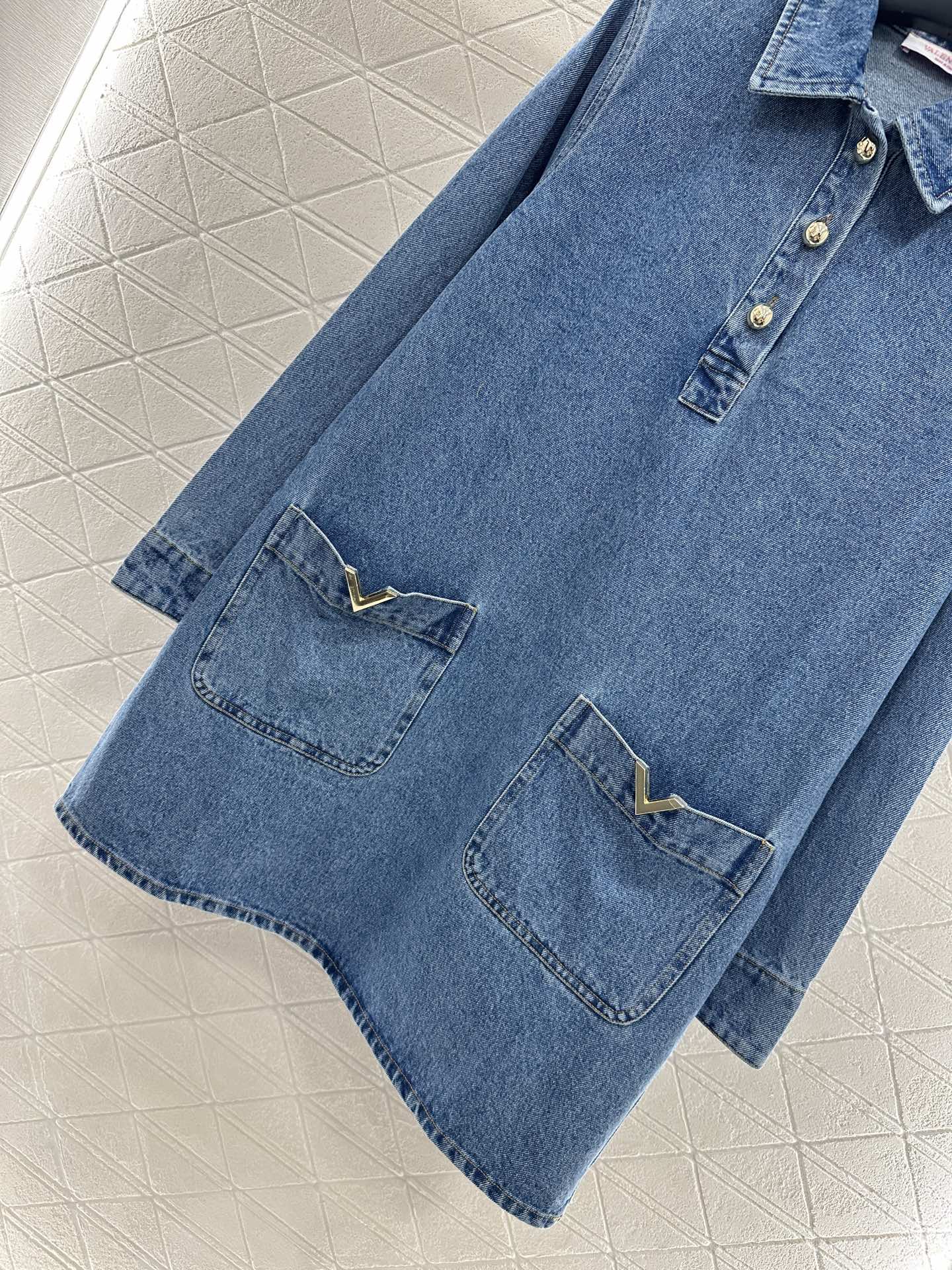 ♥Valentin*♥2025新品上架
    牛仔翻领连衣裙
定制YB斜纹棉牛仔材质 质感高级 舒适挺