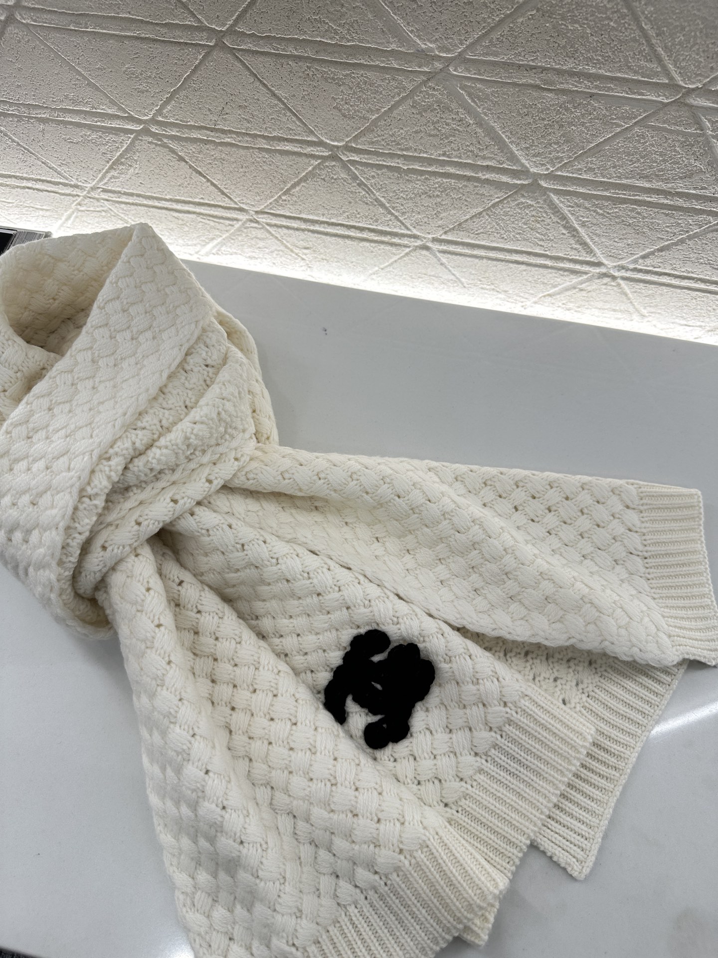 ♥Chane*♥2025新品上架
      双C徽标羊绒围巾
定制YB羊绒羊毛材质 亲肤柔软 保暖舒适