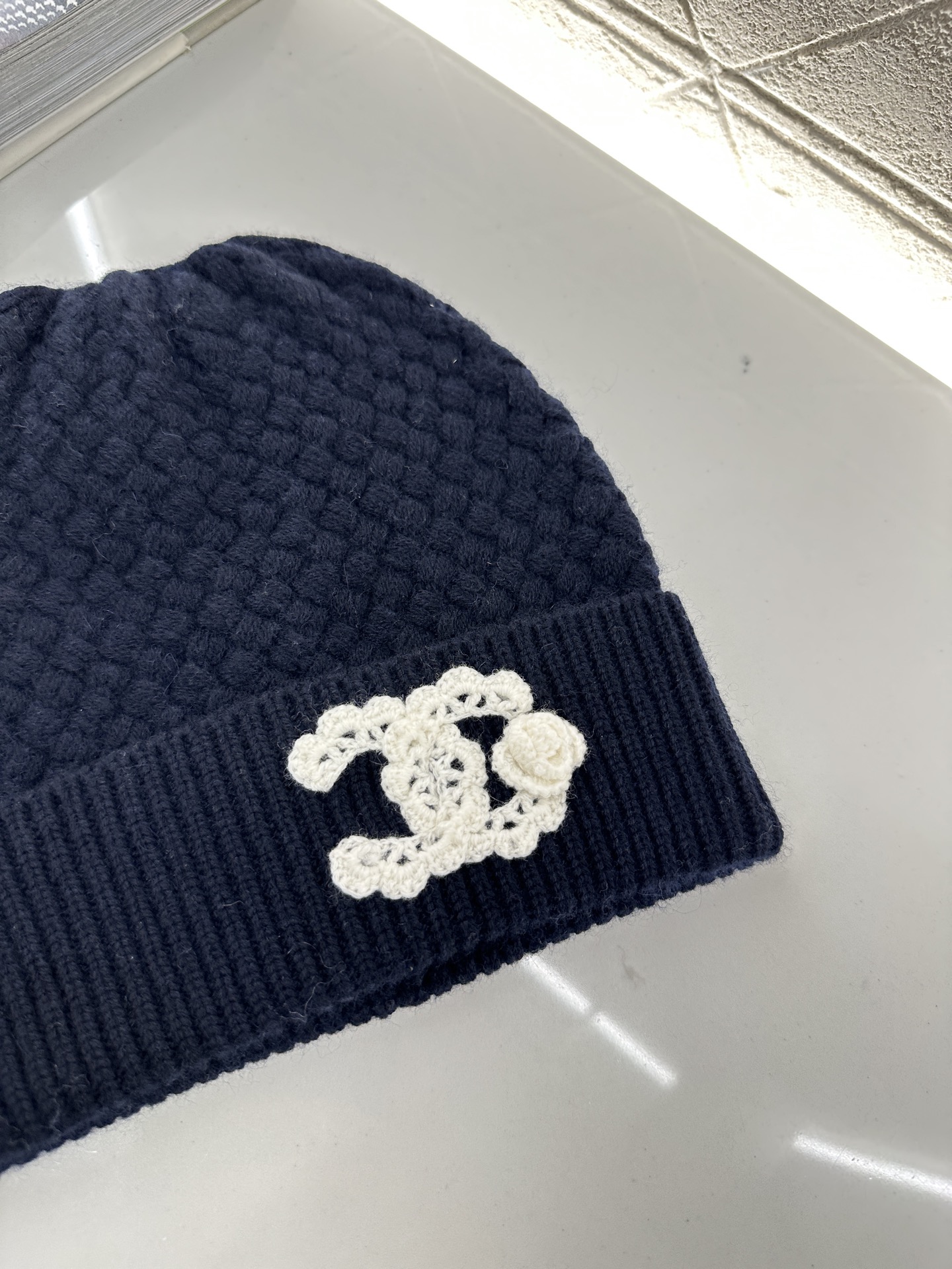 ♥Chane*♥2025新品上架
     双C徽标羊绒针织帽
定制YB羊绒羊毛材质 亲肤柔软 保暖舒适