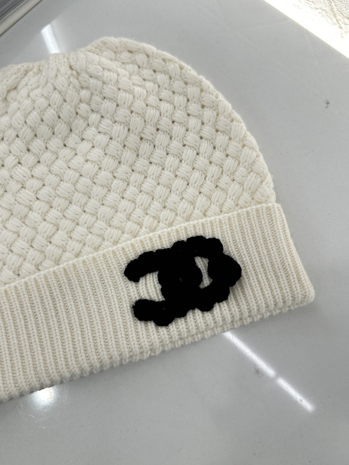 ♥Chane*♥2025新品上架
     双C徽标羊绒针织帽
定制YB羊绒羊毛材质 亲肤柔软 保暖舒适