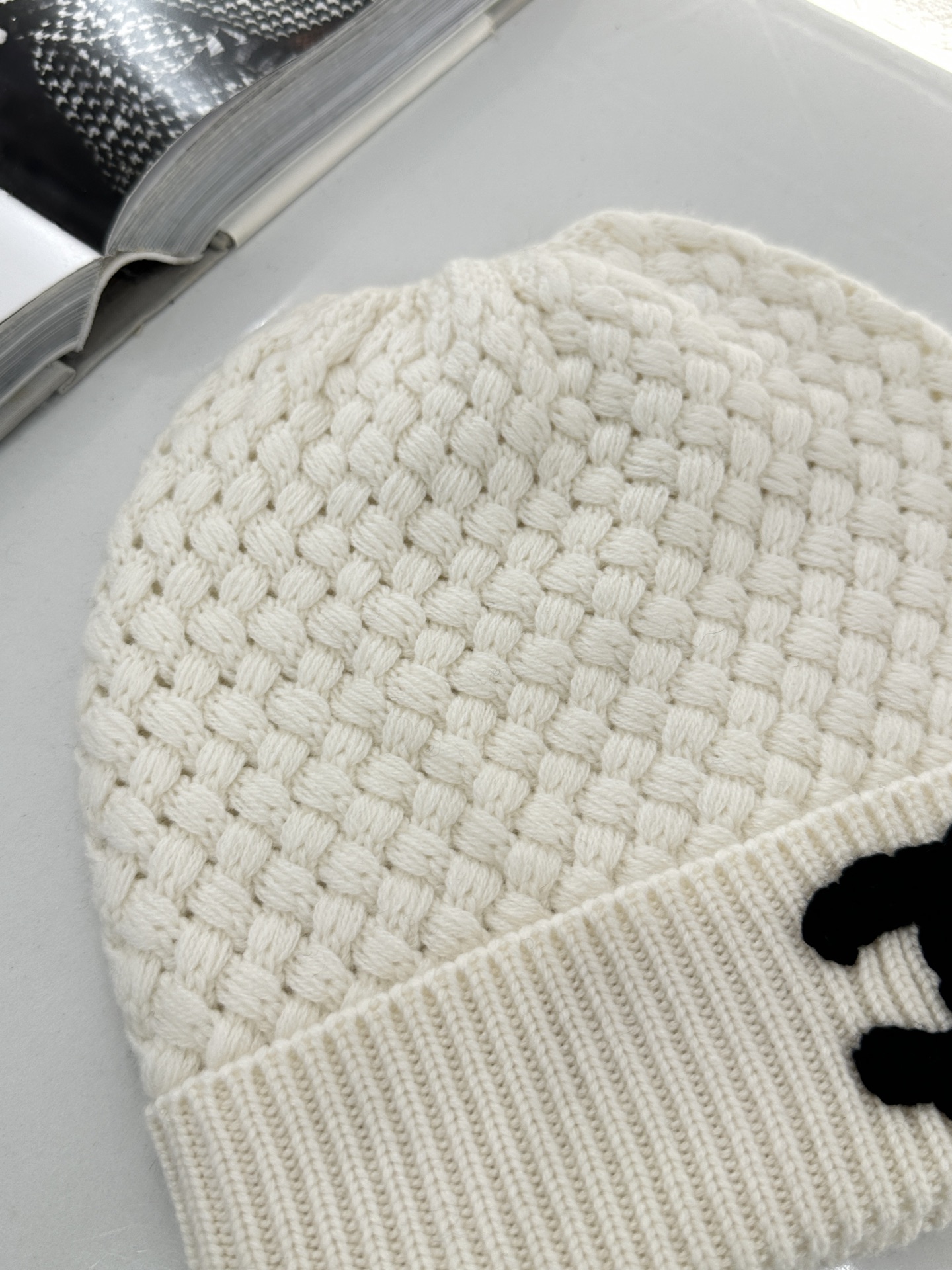 ♥Chane*♥2025新品上架
     双C徽标羊绒针织帽
定制YB羊绒羊毛材质 亲肤柔软 保暖舒适