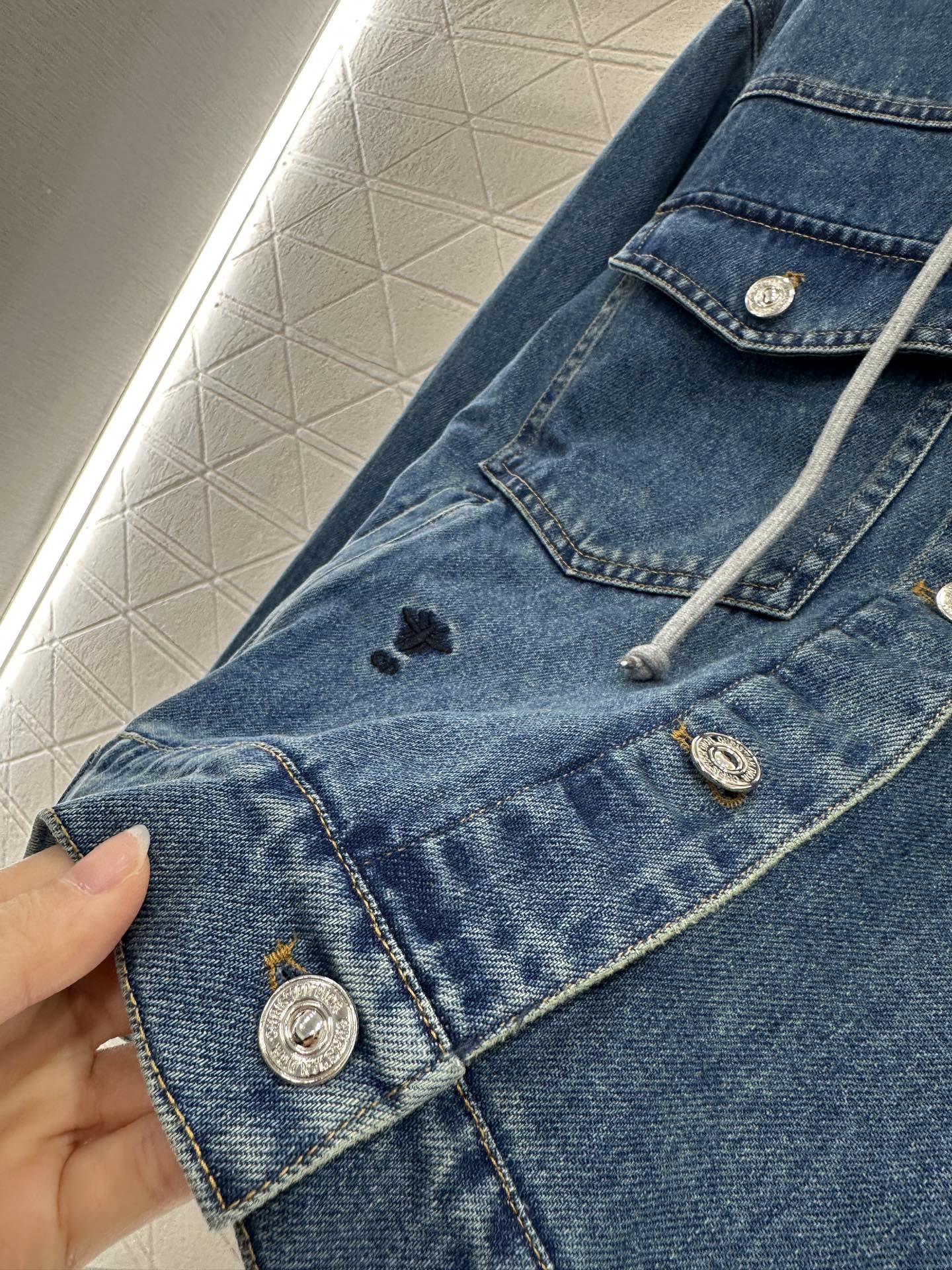 ♥Dio*♥2025新品上架
  可拆卸连帽牛仔外套
定制YB斜纹棉牛仔材质 酵素多重水洗 深蓝色配合自