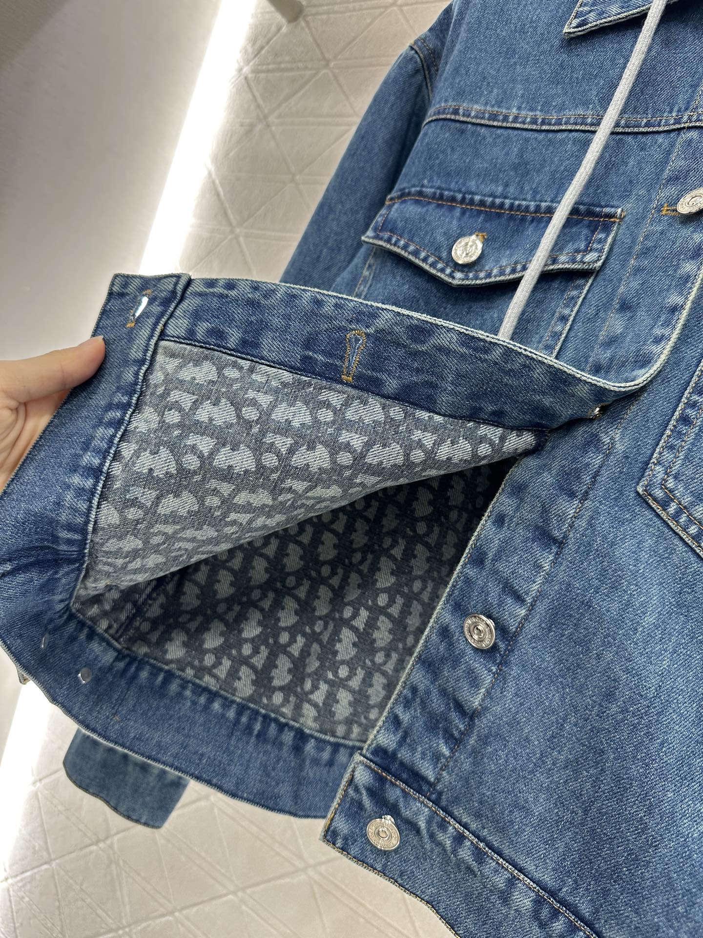 ♥Dio*♥2025新品上架
  可拆卸连帽牛仔外套
定制YB斜纹棉牛仔材质 酵素多重水洗 深蓝色配合自