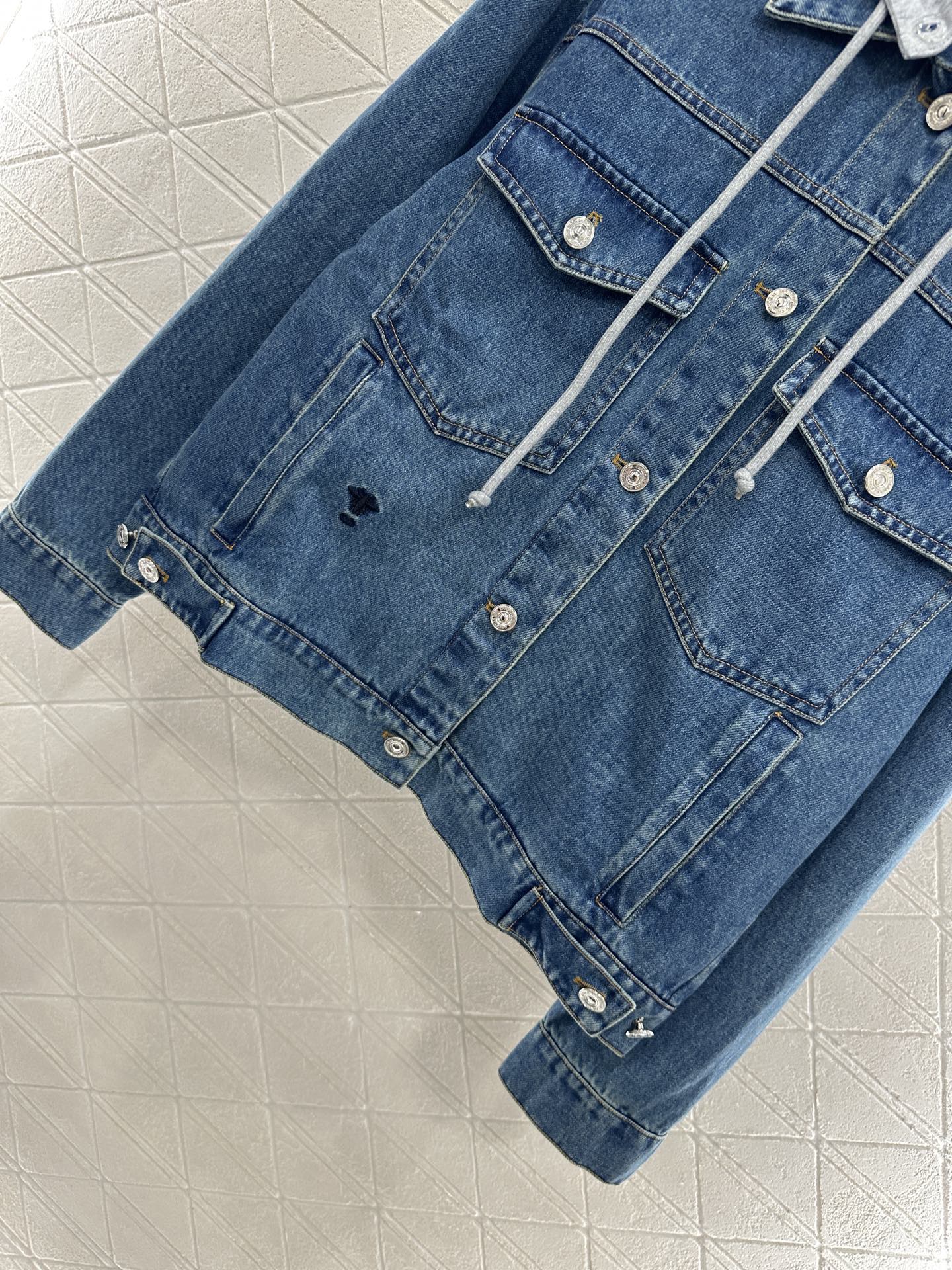 ♥Dio*♥2025新品上架
  可拆卸连帽牛仔外套
定制YB斜纹棉牛仔材质 酵素多重水洗 深蓝色配合自