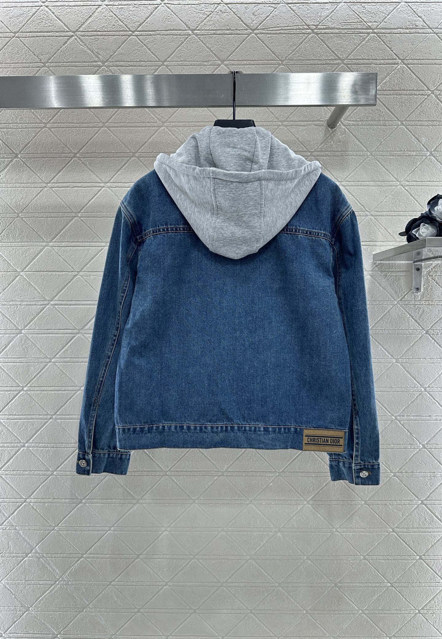 ♥Dio*♥2025新品上架
  可拆卸连帽牛仔外套
定制YB斜纹棉牛仔材质 酵素多重水洗 深蓝色配合自