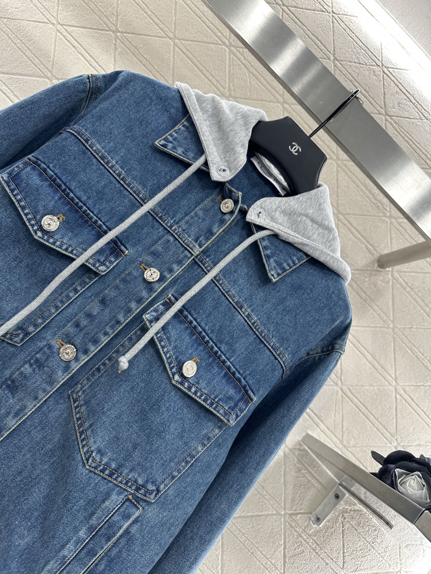 ♥Dio*♥2025新品上架
  可拆卸连帽牛仔外套
定制YB斜纹棉牛仔材质 酵素多重水洗 深蓝色配合自