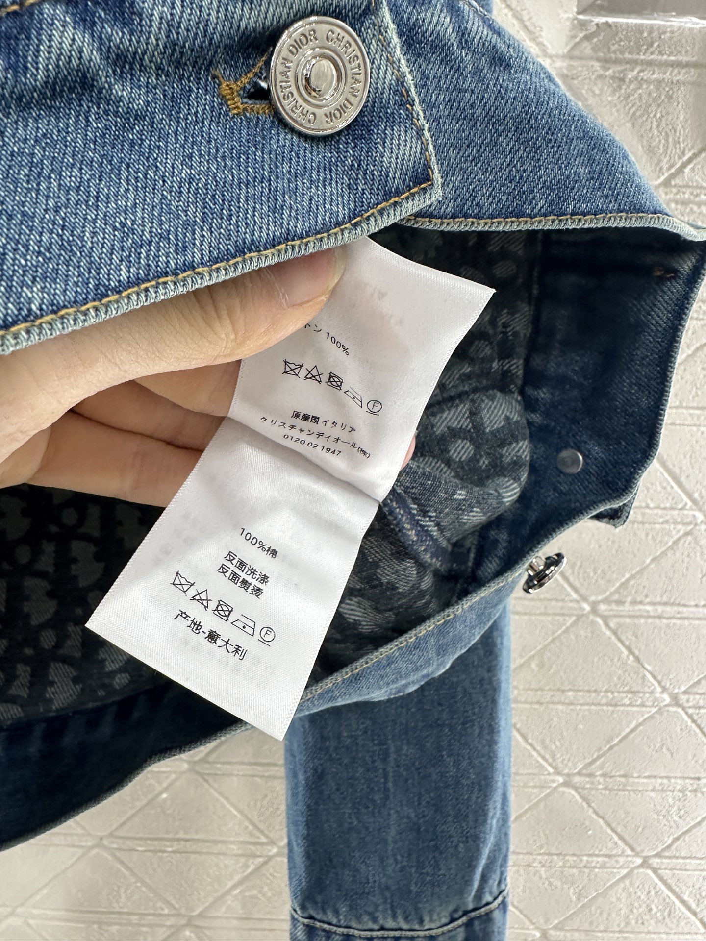 ♥Dio*♥2025新品上架
  可拆卸连帽牛仔外套
定制YB斜纹棉牛仔材质 酵素多重水洗 深蓝色配合自