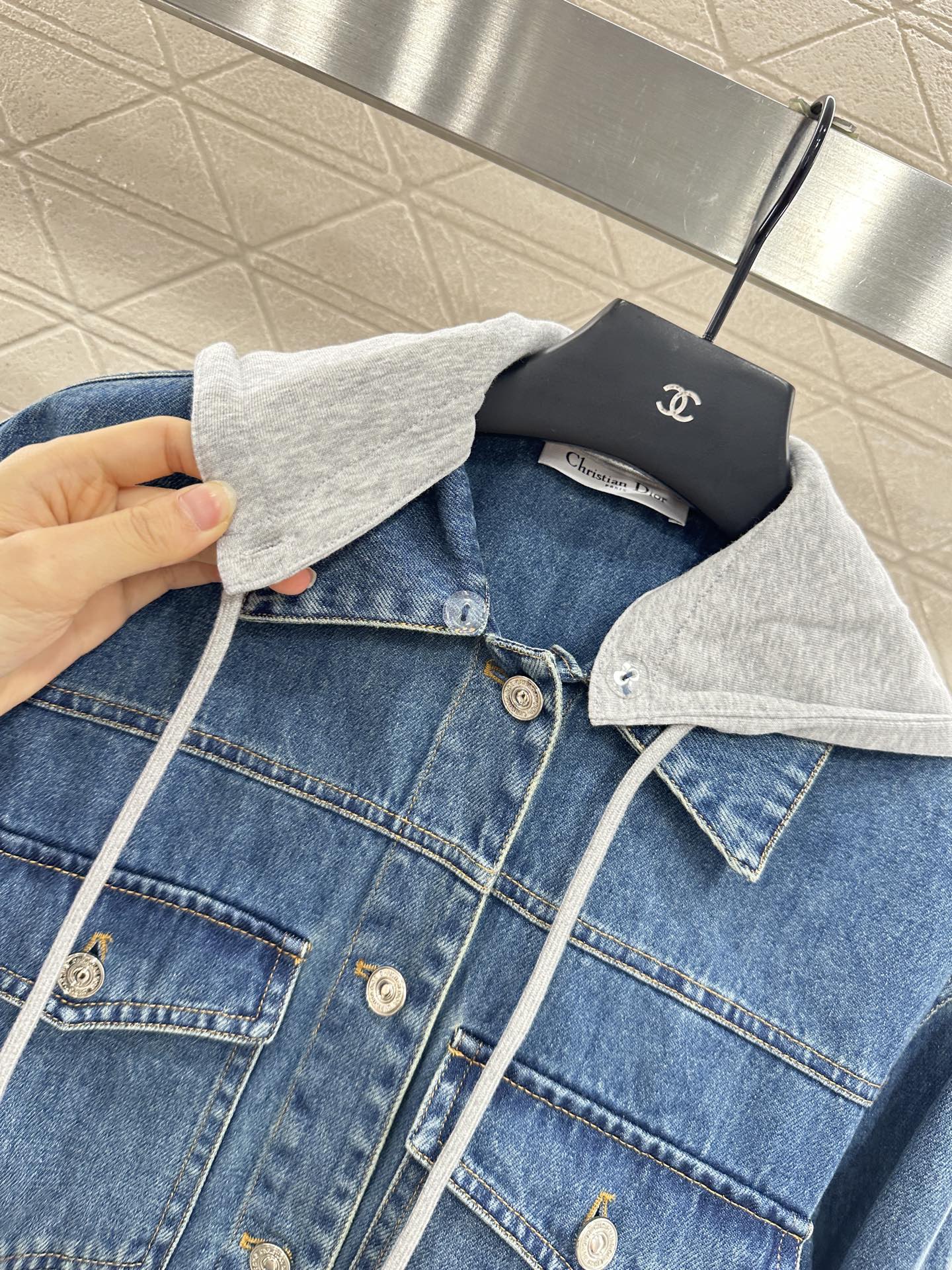 ♥Dio*♥2025新品上架
  可拆卸连帽牛仔外套
定制YB斜纹棉牛仔材质 酵素多重水洗 深蓝色配合自