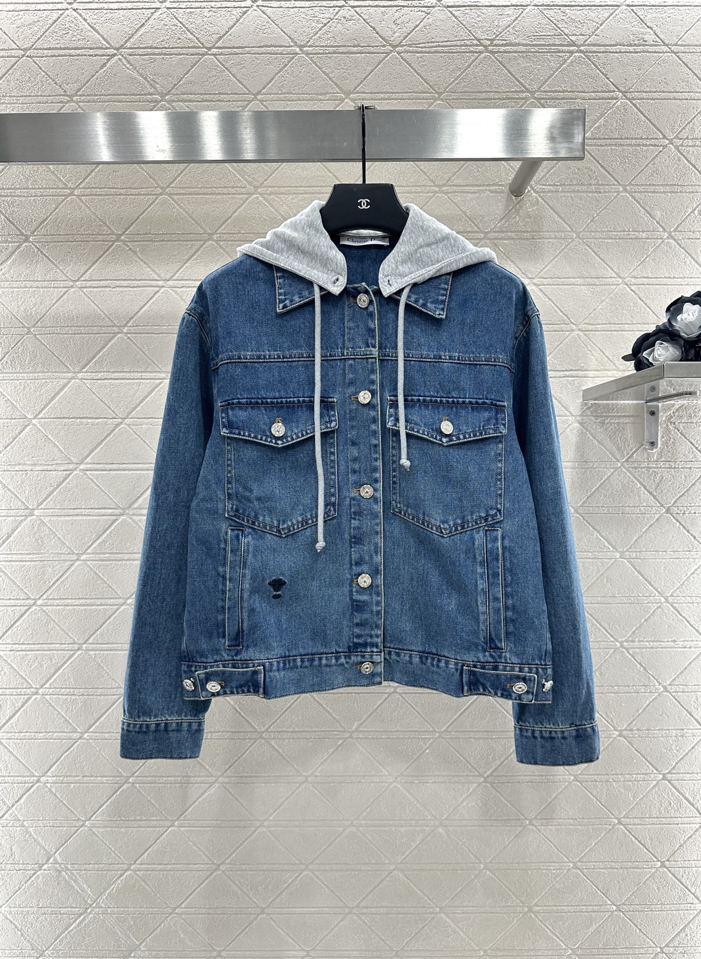 ♥Dio*♥2025新品上架
  可拆卸连帽牛仔外套
定制YB斜纹棉牛仔材质 酵素多重水洗 深蓝色配合自