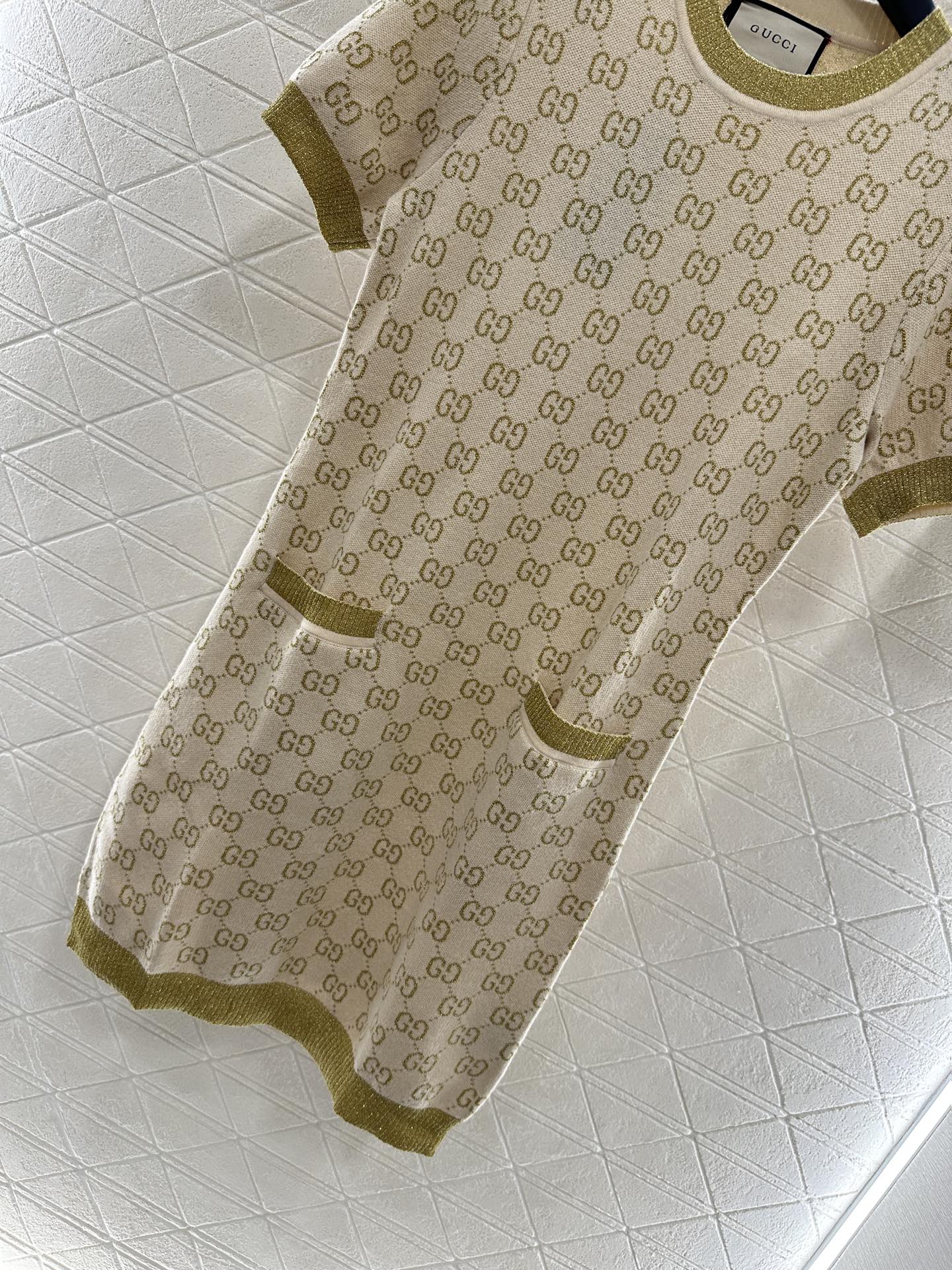 ♥Gucc*♥2025新品上架
  圆领提花针织短袖连衣裙
定制YB羊毛纱线织造 质感光泽 弹力舒适 圆