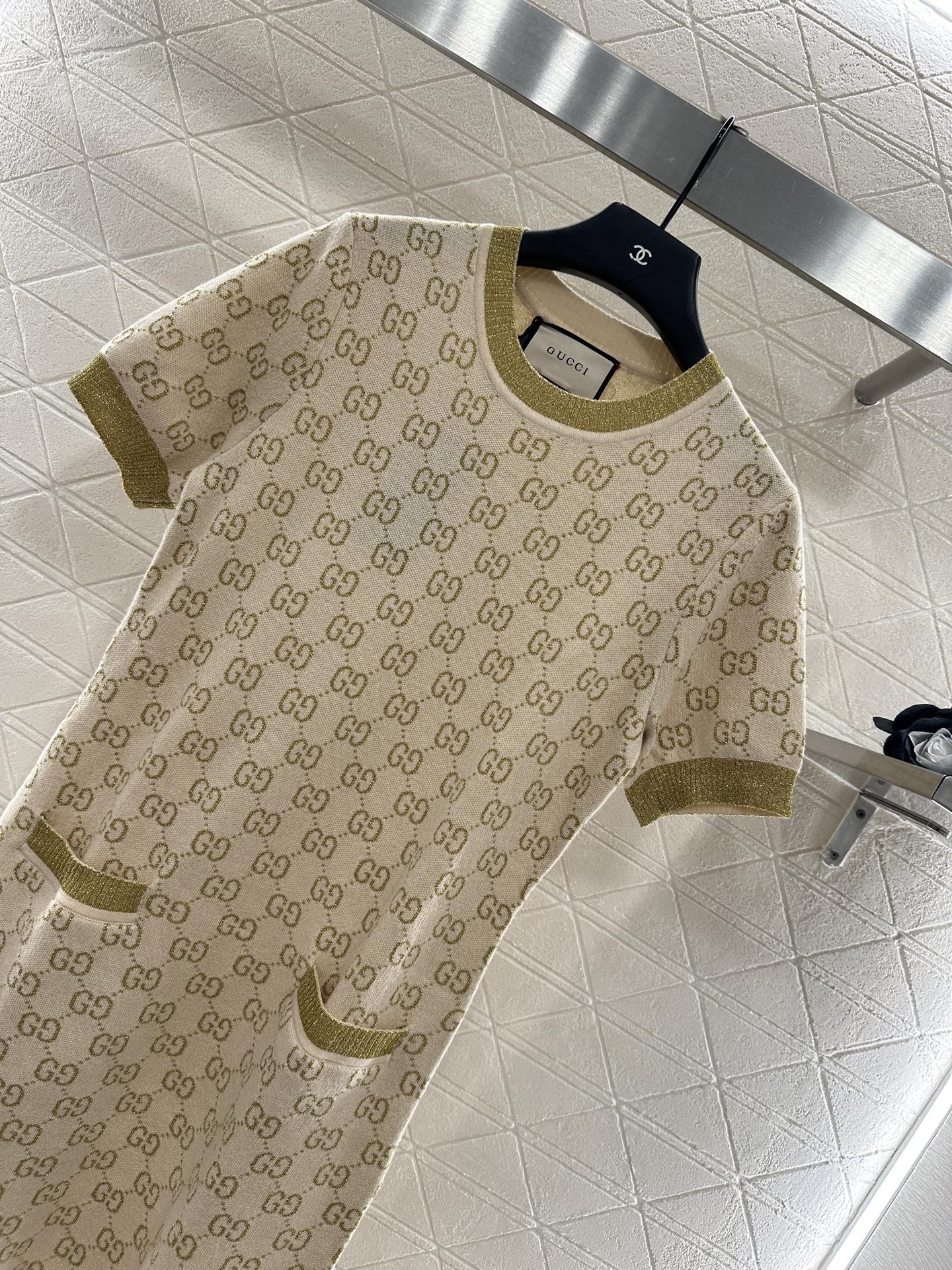 ♥Gucc*♥2025新品上架
  圆领提花针织短袖连衣裙
定制YB羊毛纱线织造 质感光泽 弹力舒适 圆