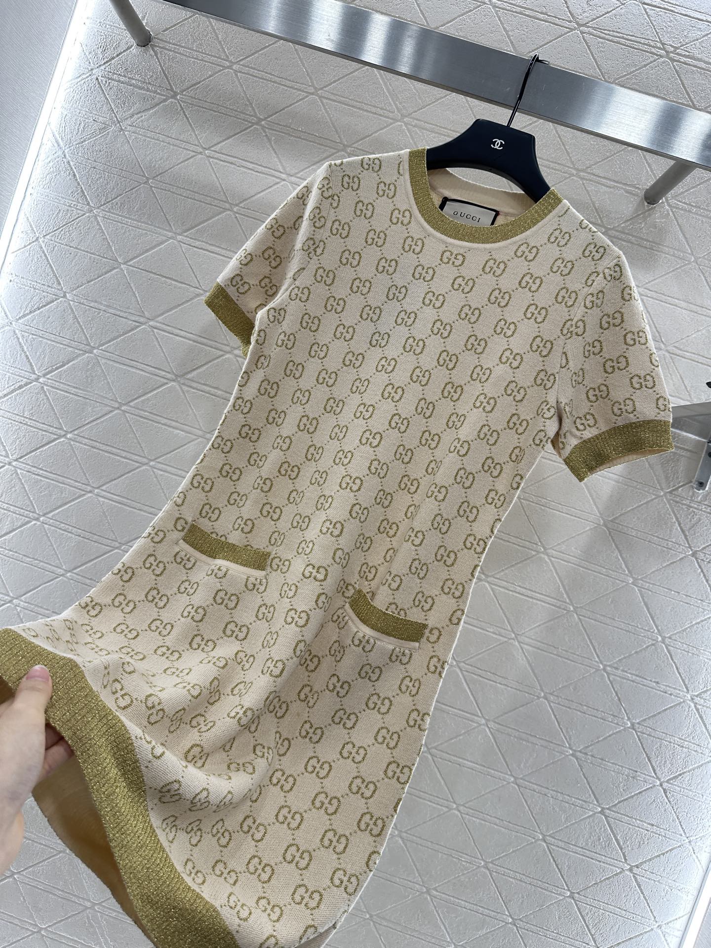 ♥Gucc*♥2025新品上架
  圆领提花针织短袖连衣裙
定制YB羊毛纱线织造 质感光泽 弹力舒适 圆