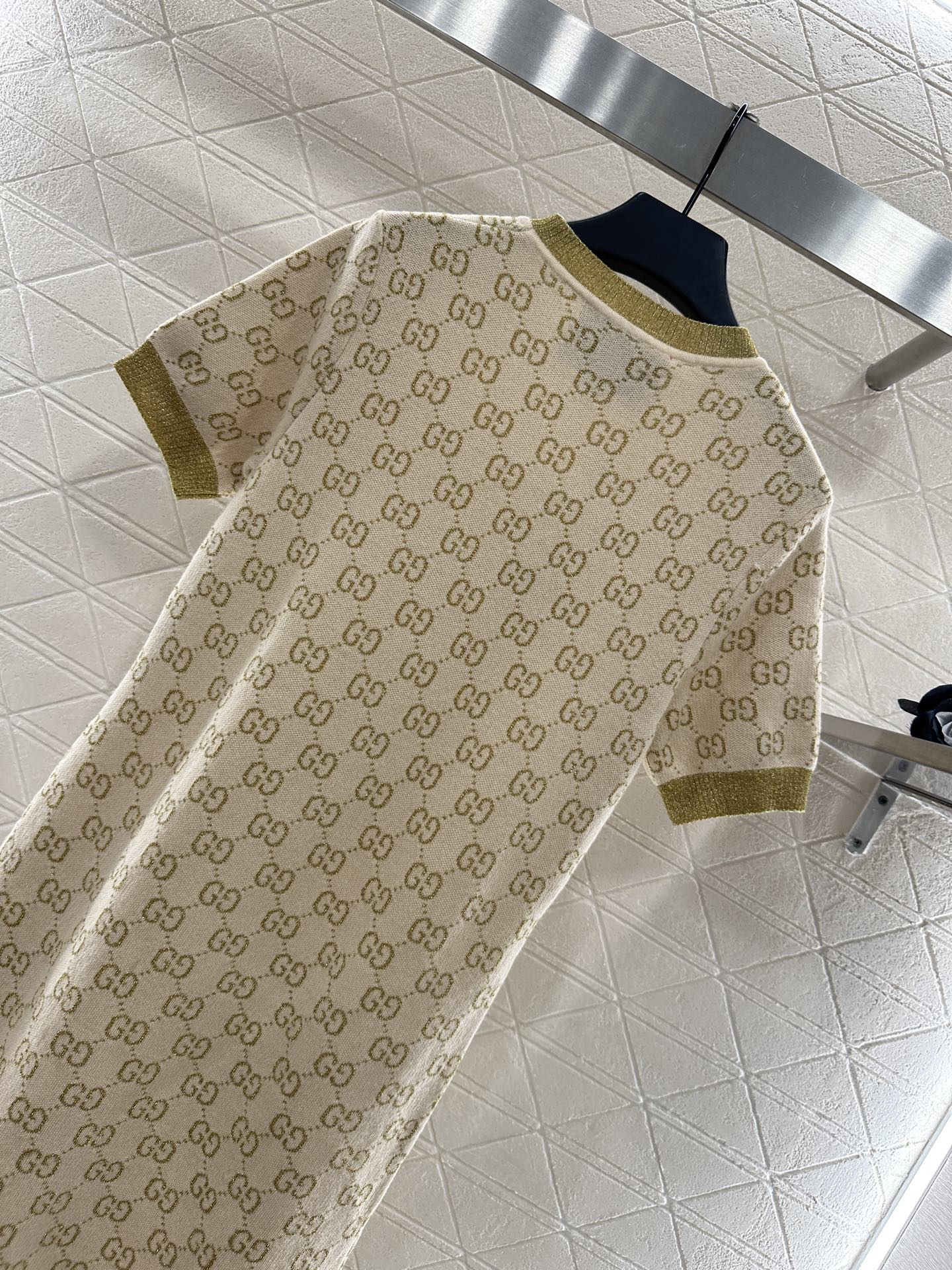 ♥Gucc*♥2025新品上架
  圆领提花针织短袖连衣裙
定制YB羊毛纱线织造 质感光泽 弹力舒适 圆