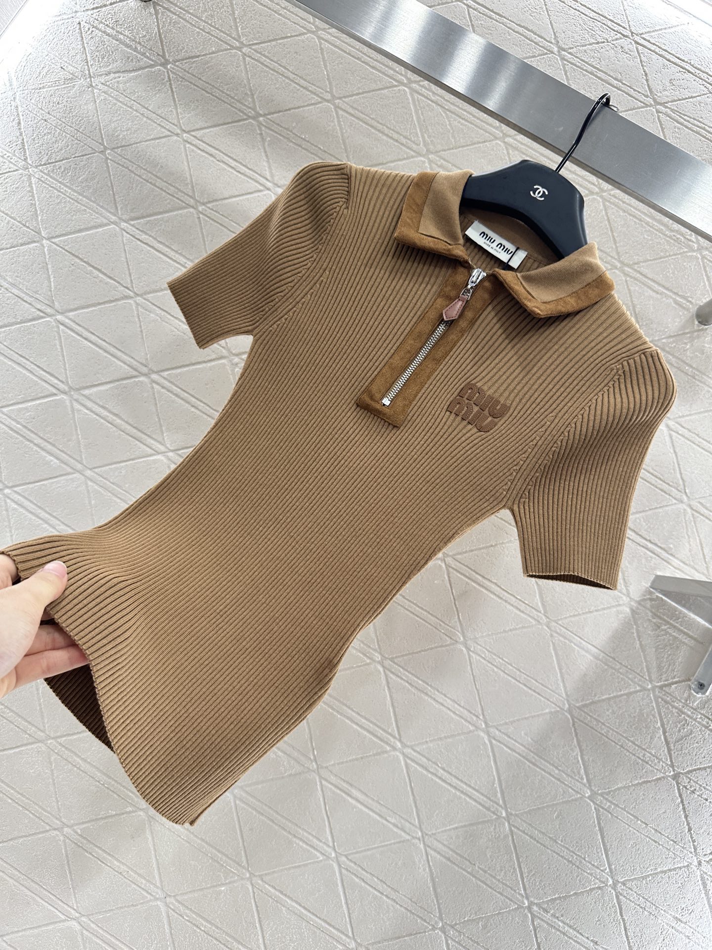 ♥Miumi*♥2025新品上架
    拼皮翻领针织上衣
定制YB羊绒纱线织造 质感高级 舒适柔软 翻