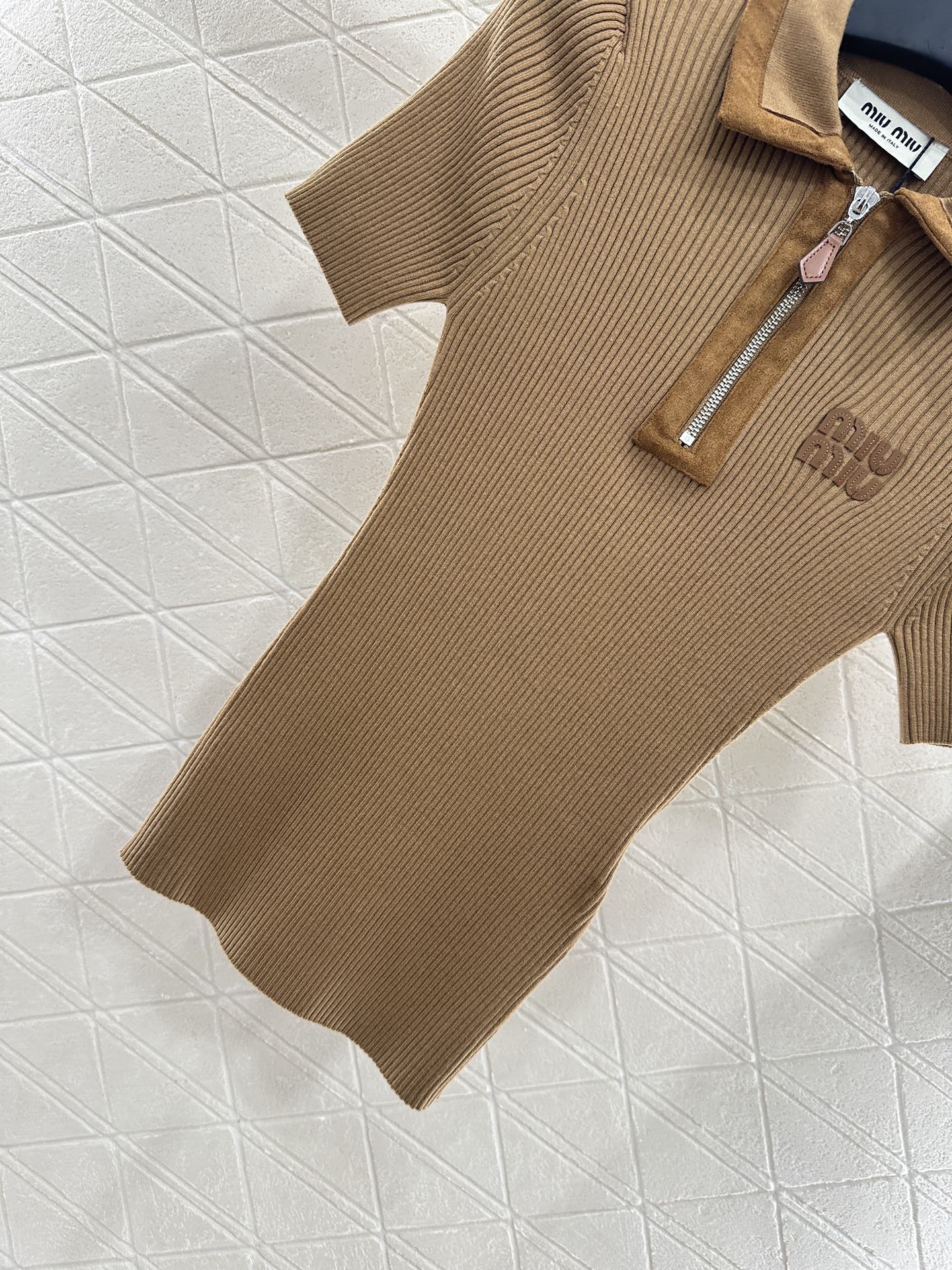 ♥Miumi*♥2025新品上架
    拼皮翻领针织上衣
定制YB羊绒纱线织造 质感高级 舒适柔软 翻