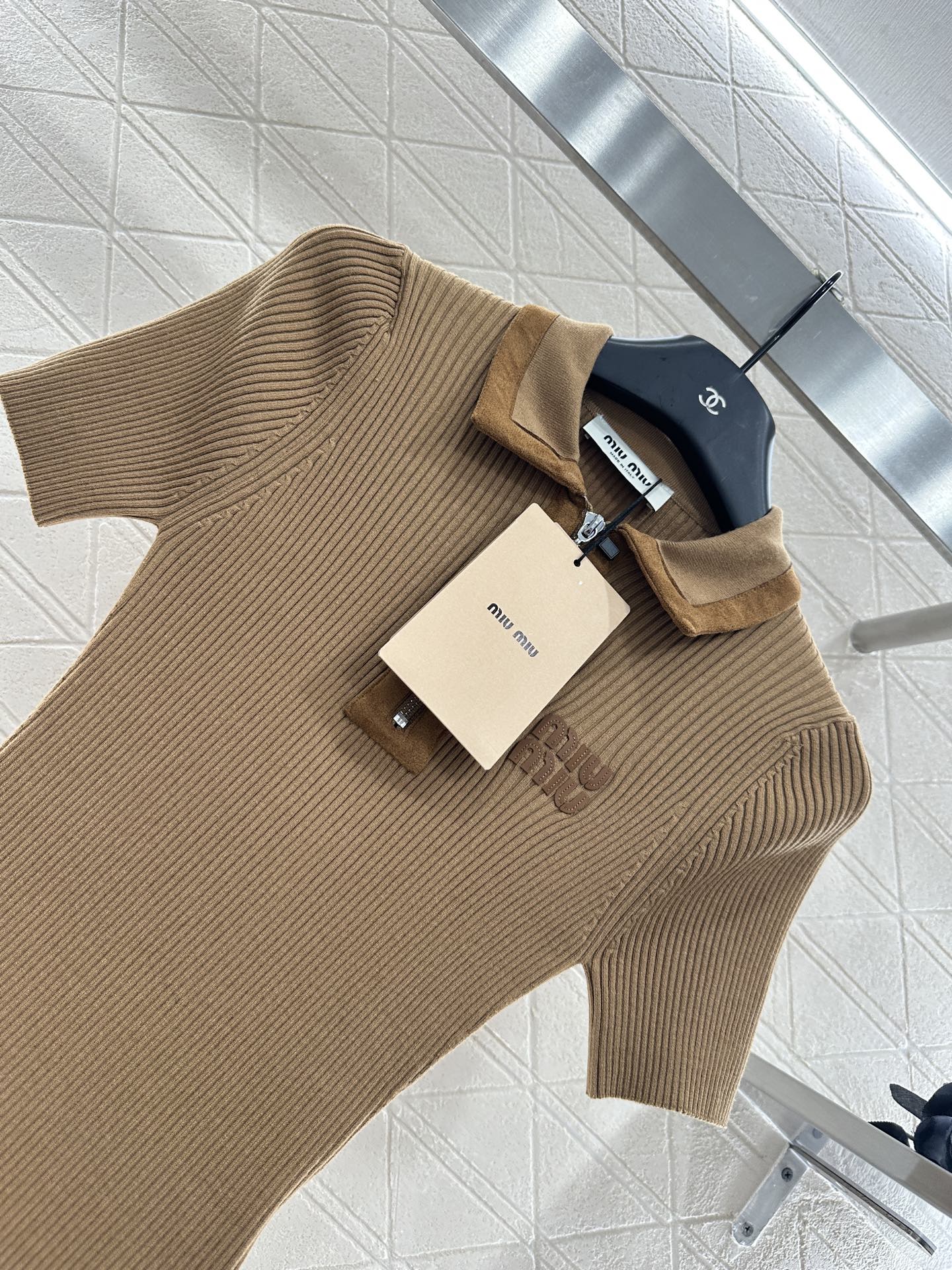 ♥Miumi*♥2025新品上架
    拼皮翻领针织上衣
定制YB羊绒纱线织造 质感高级 舒适柔软 翻