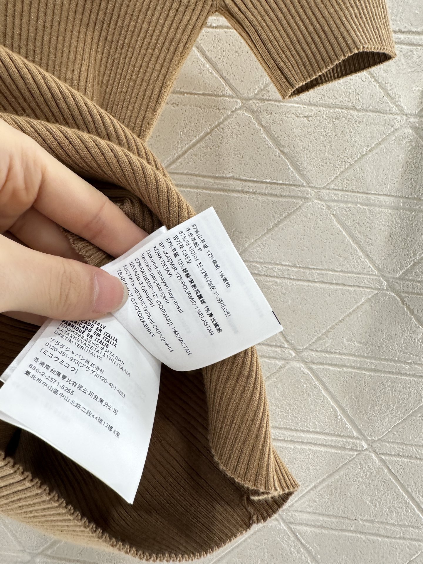 ♥Miumi*♥2025新品上架
    拼皮翻领针织上衣
定制YB羊绒纱线织造 质感高级 舒适柔软 翻