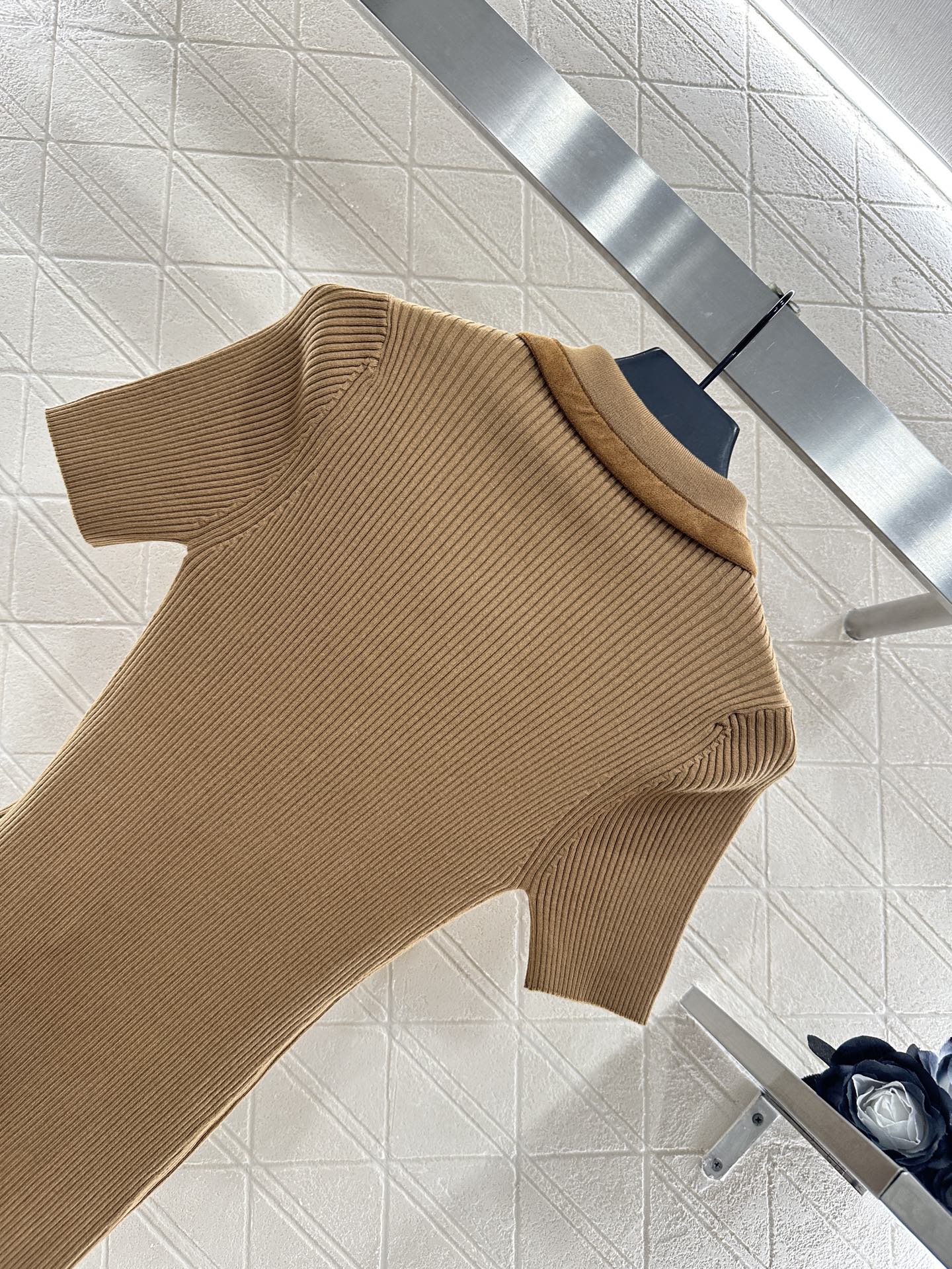 ♥Miumi*♥2025新品上架
    拼皮翻领针织上衣
定制YB羊绒纱线织造 质感高级 舒适柔软 翻