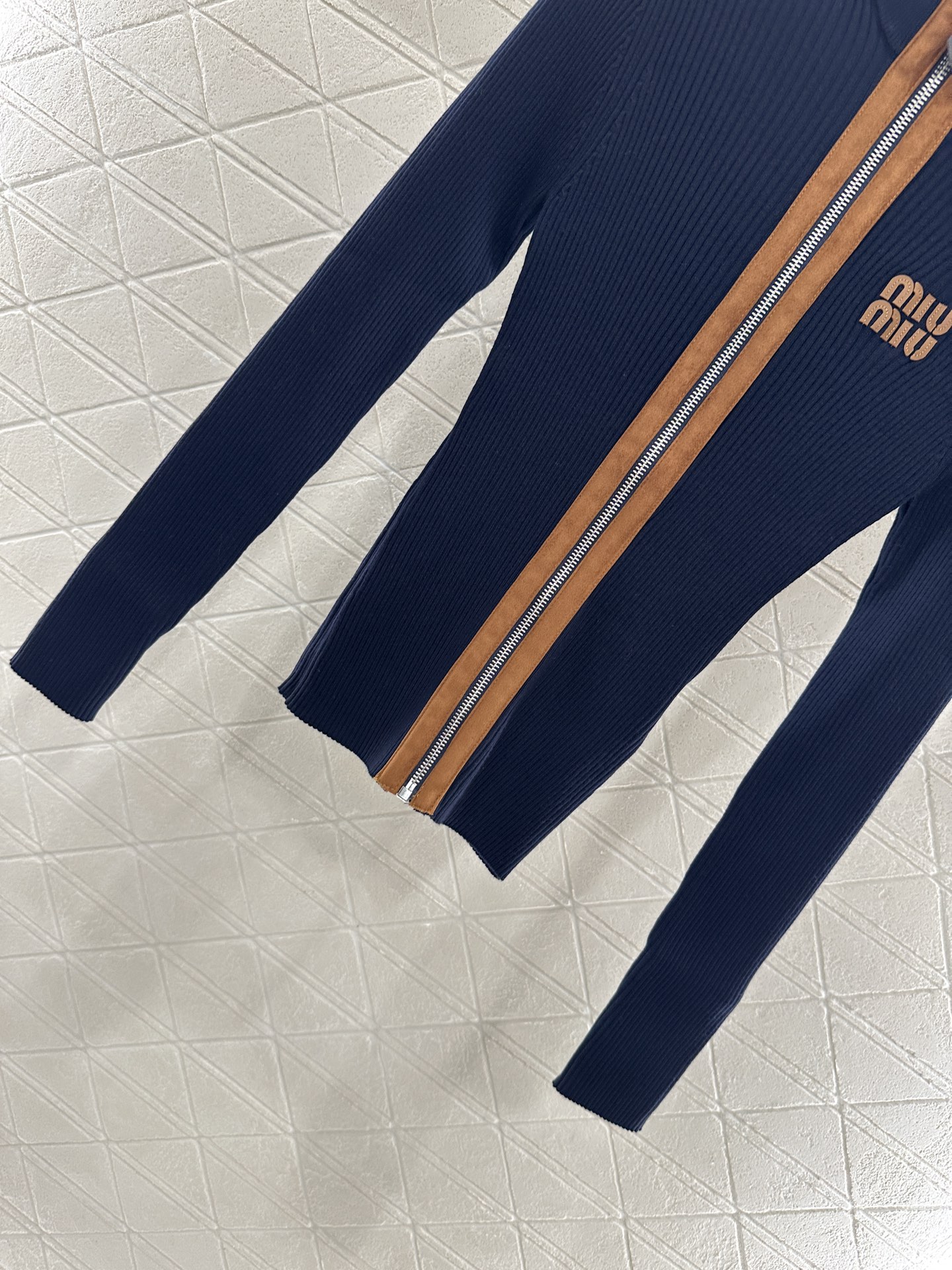 ♥Miumi*♥2025新品上架
     拼皮针织开衫
定制YB羊绒纱线织造 质感高级 弹力舒适 小高