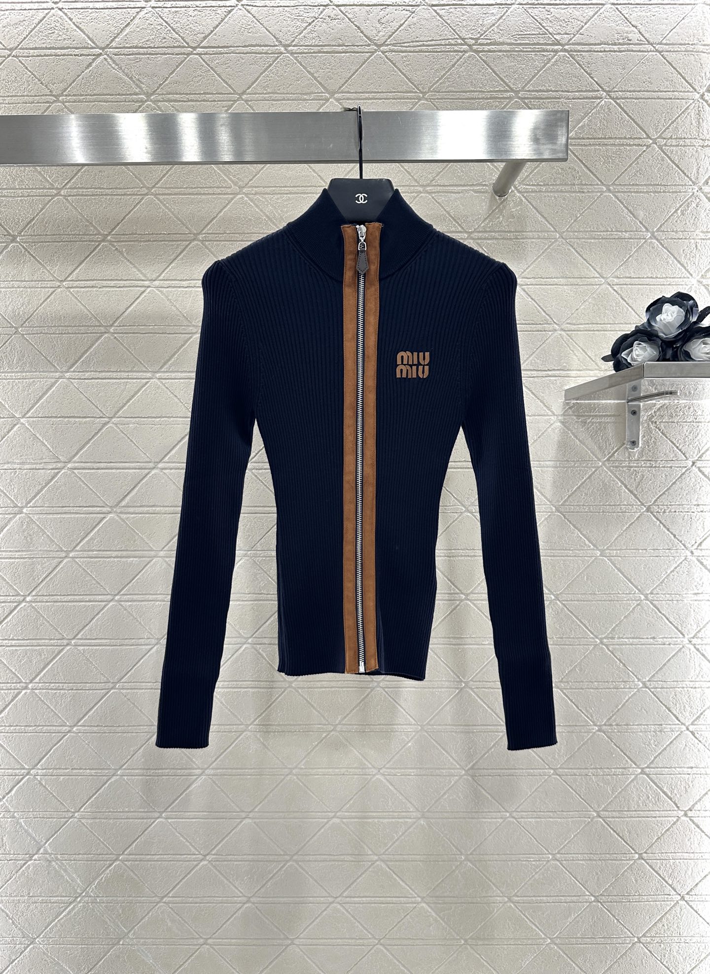 ♥Miumi*♥2025新品上架
     拼皮针织开衫
定制YB羊绒纱线织造 质感高级 弹力舒适 小高