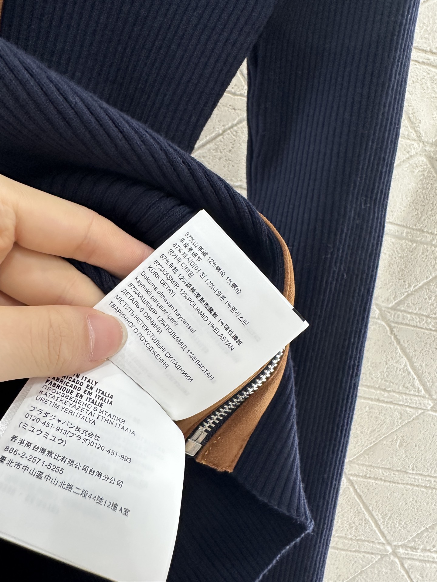 ♥Miumi*♥2025新品上架
     拼皮针织开衫
定制YB羊绒纱线织造 质感高级 弹力舒适 小高