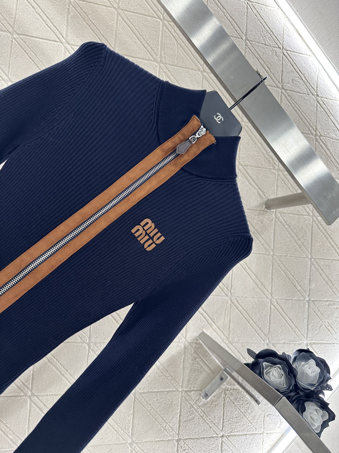 ♥Miumi*♥2025新品上架
     拼皮针织开衫
定制YB羊绒纱线织造 质感高级 弹力舒适 小高