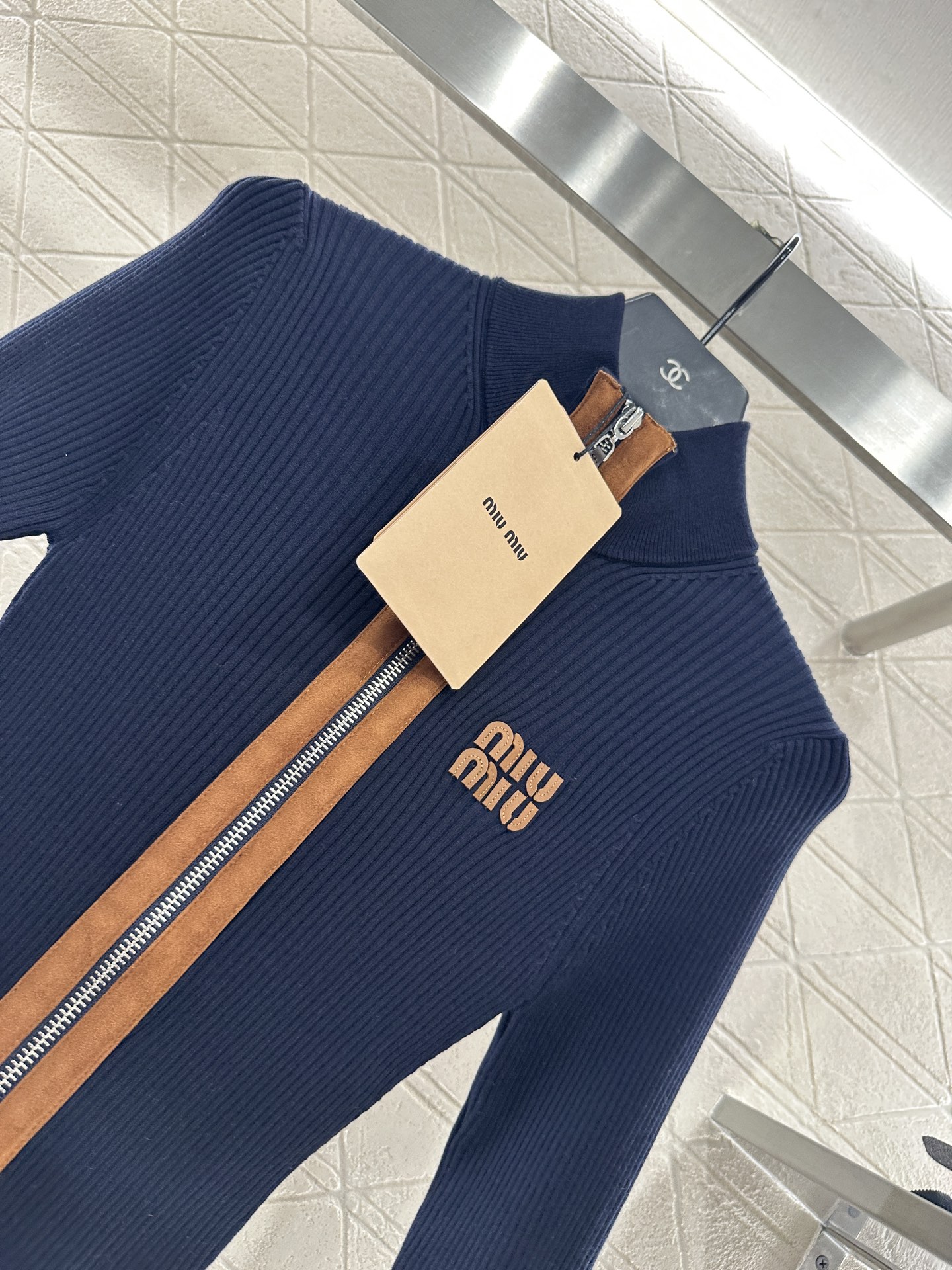 ♥Miumi*♥2025新品上架
     拼皮针织开衫
定制YB羊绒纱线织造 质感高级 弹力舒适 小高