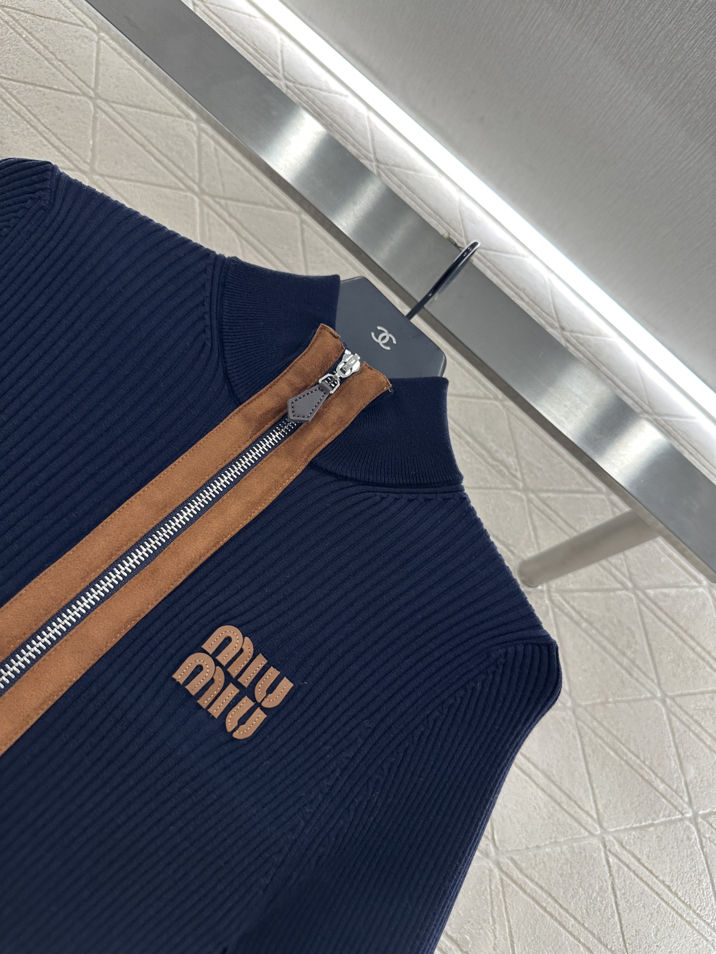 ♥Miumi*♥2025新品上架
     拼皮针织开衫
定制YB羊绒纱线织造 质感高级 弹力舒适 小高