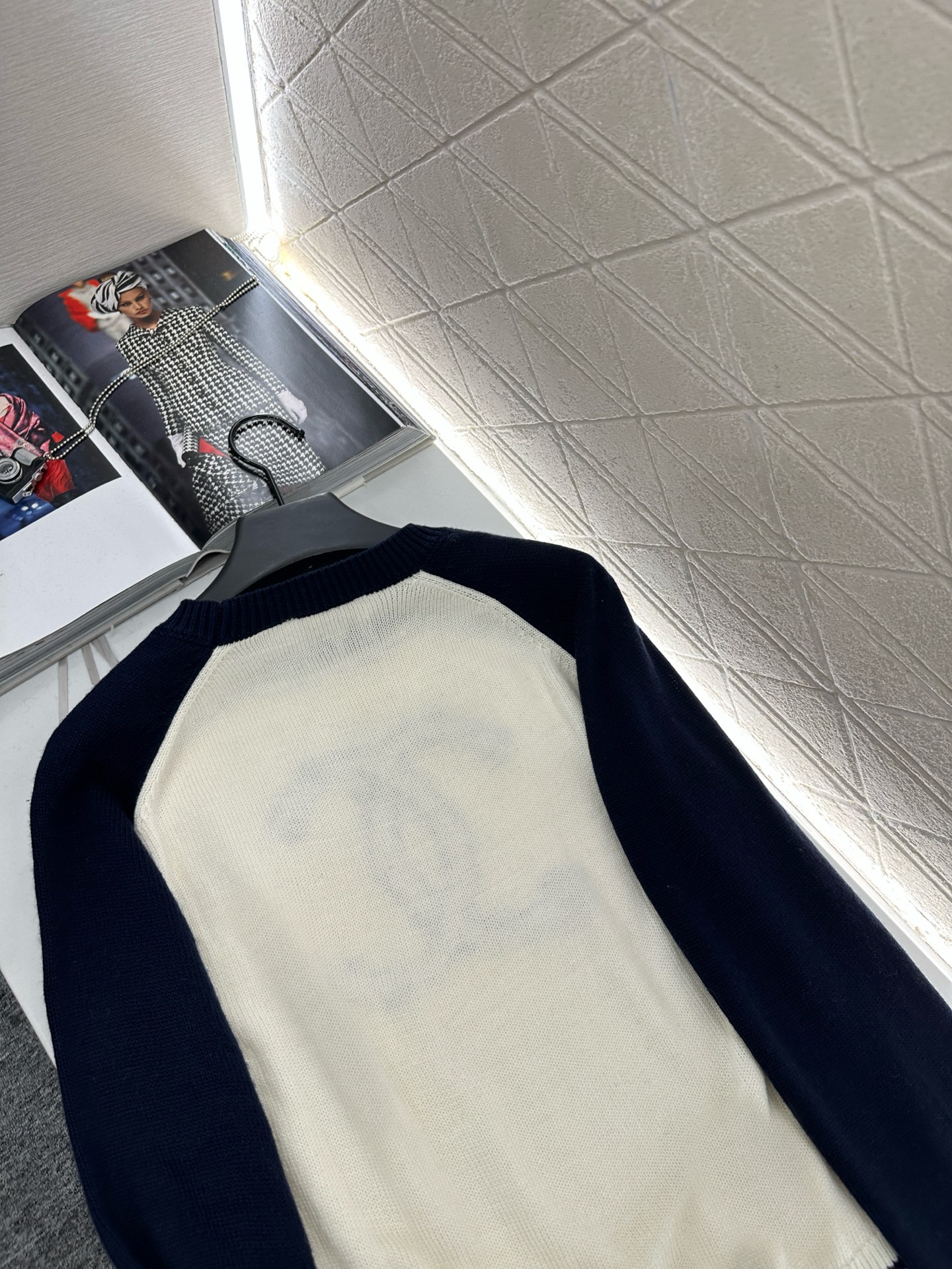 ♥Chane*♥2025新品上架
    圆领插肩字母毛衣
定制YB羊绒纱线织造 手感软糯 穿搭舒适 常