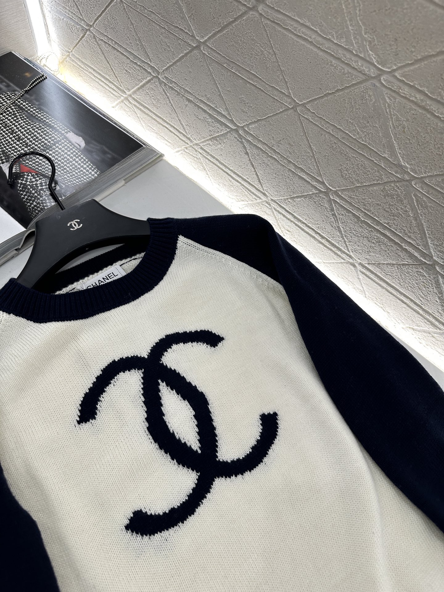 ♥Chane*♥2025新品上架
    圆领插肩字母毛衣
定制YB羊绒纱线织造 手感软糯 穿搭舒适 常