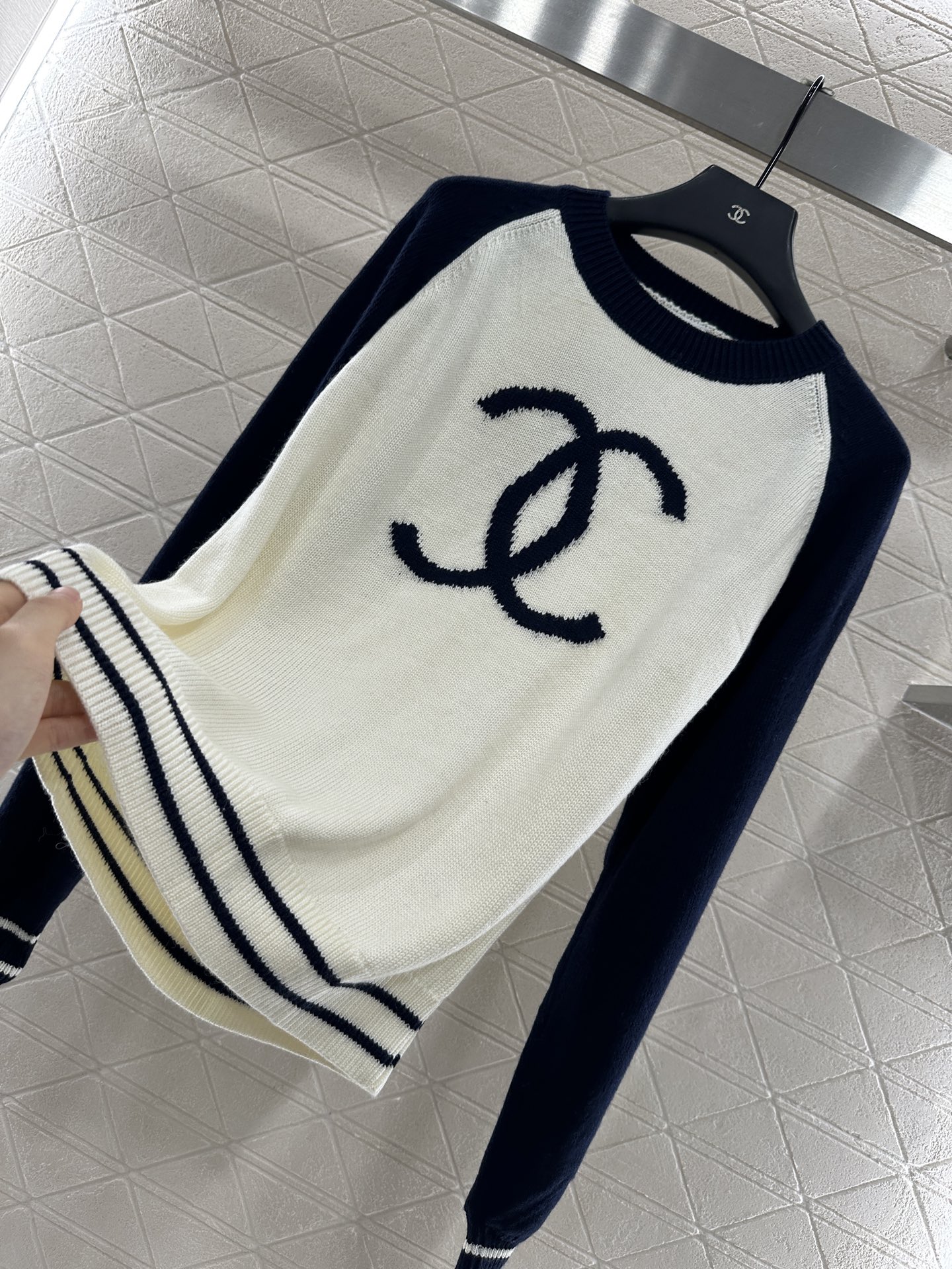 ♥Chane*♥2025新品上架
    圆领插肩字母毛衣
定制YB羊绒纱线织造 手感软糯 穿搭舒适 常