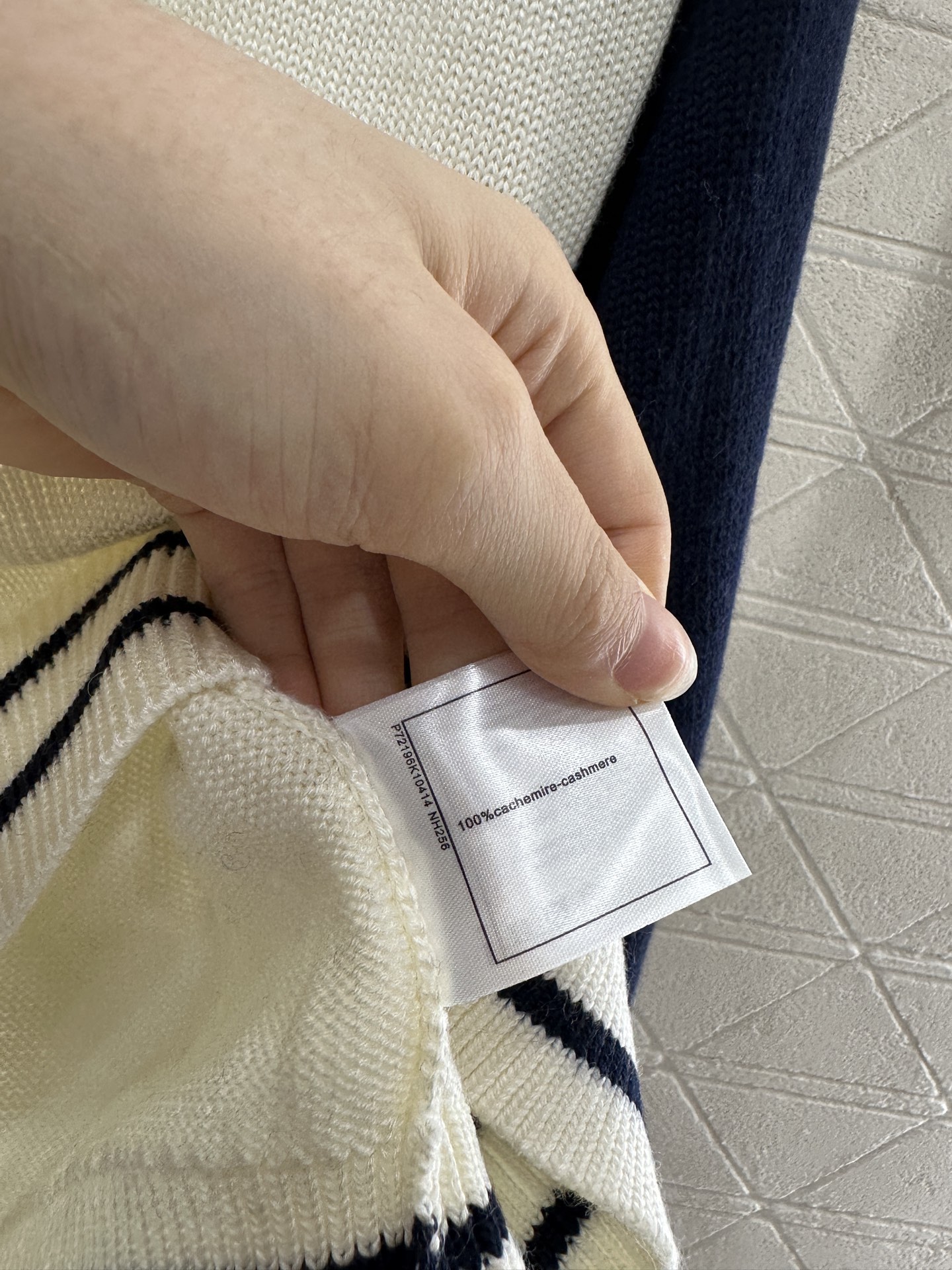 ♥Chane*♥2025新品上架
    圆领插肩字母毛衣
定制YB羊绒纱线织造 手感软糯 穿搭舒适 常